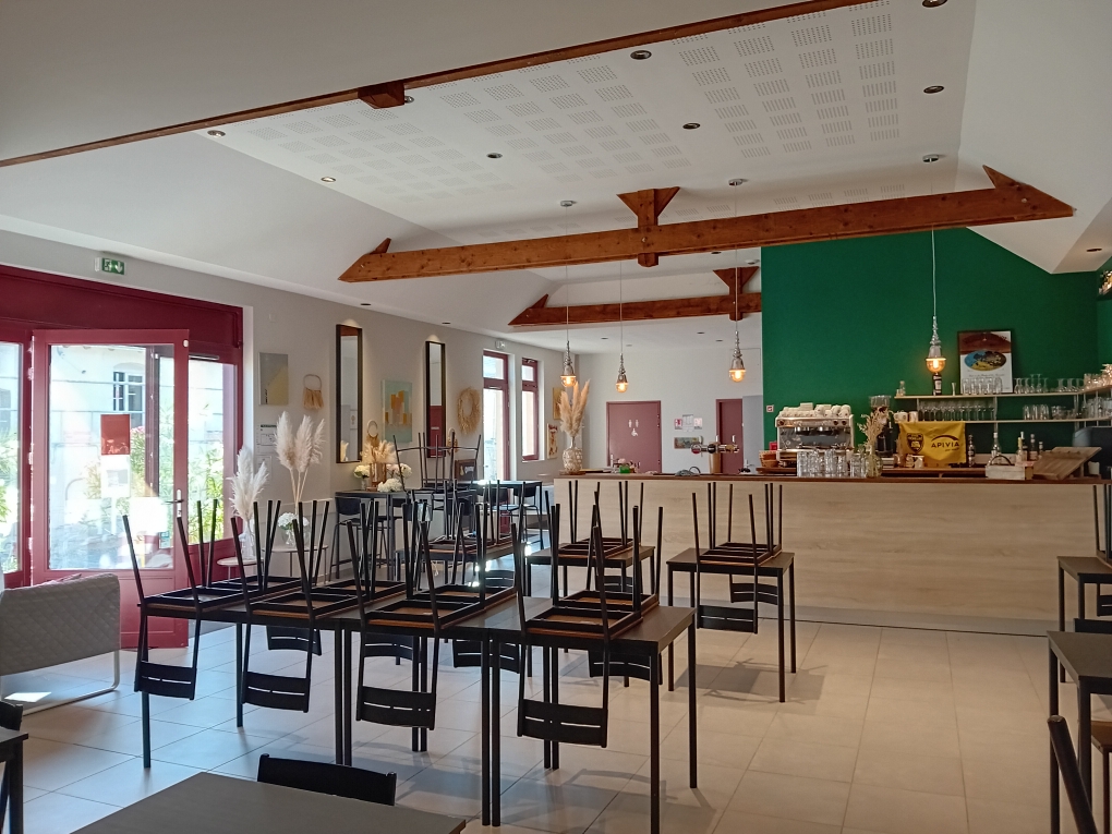 RECHERCHE REPRENEUR BAR-RESTAURANT COMMUNAL CENTRE-BOURG DE SAINTE-LIZAIGNE (36260)

Publié le mercredi 08 juillet 2026 - Sainte-Lizaigne

À proximité du groupe scolaire, de la maison médicale, de la salle des fêtes, de la RD918 et de l'église romane du XIIᵉ siècle, classée Monument historique.

Établissement fermé depuis le 4 juillet 2026. En excellent état, il comprend une salle de restaurant, un bar attenant, une cuisine équipée, une pièce de stockage et bénéficie de nombreuses places de stationnement à proximité.

✔ Loyer attractif 250€ + charges

📞 Visites possibles tous les jours au 06 87 06 81 65.

📧 Pour tout renseignement complémentaire : mairie.stelizaigne@wanadoo.fr.