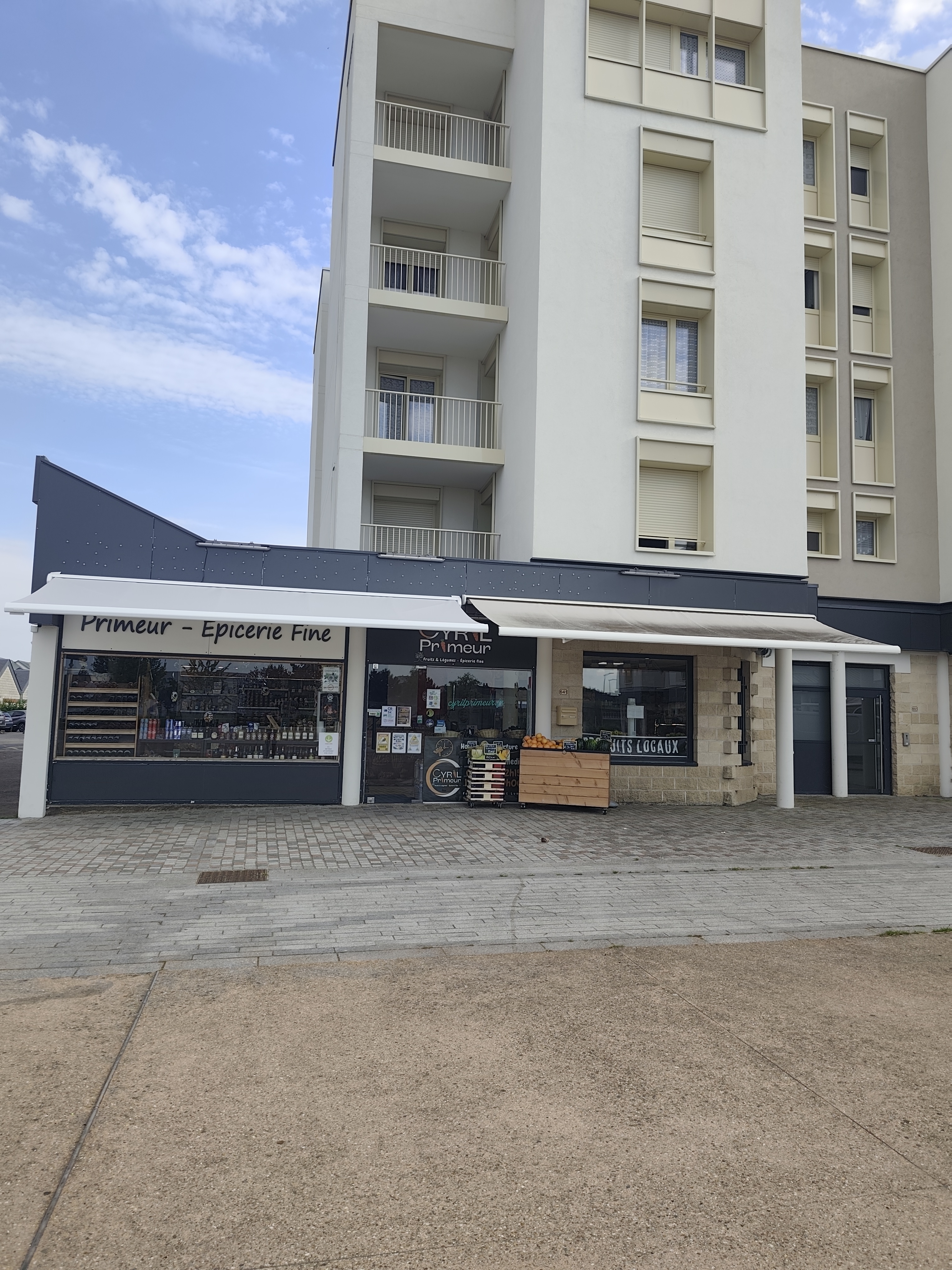 À VENDRE – MAGASIN FRUITS & LÉGUMES / ÉPICERIE FINE

Situé en plein cœur de ville proche d'Elbeuf sur Seine, ce magasin d’environ 70 m² bénéficie d’un emplacement idéal avec une belle visibilité.
Il se compose :
d’un espace de vente agréable et fonctionnel
d’une chambre froide de 12 m²
d’une vitrine à fromage.

Commerce spécialisé dans les fruits et légumes frais, ainsi que dans l’épicerie fine, avec une mise en avant de produits locaux de qualité, Fromages, Vins et Spiritueux.

Activités complémentaires développées :
Livraison à domicile
Dépôt et retrait de colis
Service de photocopies
👉 5 bilans positifs, avec un chiffre d’affaires en constante progression.
Clientèle fidèle et régulière.
💬 Prix à discuter lors d’une rencontre.
⚠️ Uniquement personnes sérieuses.
Le magasin est actuellement en activité et restera ouvert jusqu’à la reprise.