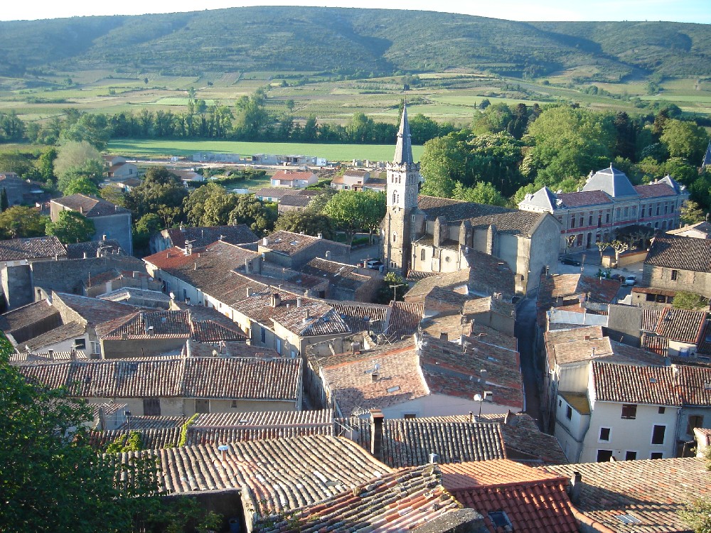 La charmante commune de Val-de-Dagne dans l’Aude (issue de la fusion de Pradelles-en-Val et Montlaur) est à la recherche d'un médecin généraliste pour son tout nouveau centre de santé (possibilité d’installation en libéral ou en tant que salarié) ! 

Venez profiter d'un cadre de vie exceptionnel au cœur des magnifiques Corbières, à seulement 25 minutes de Carcassonne, desservi par l'autoroute, la gare ferroviaire et l'aéroport. Vous serez également à 45 minutes de Narbonne, à 1 heure de Toulouse et Montpellier, à 1 heure de la Méditerranée et à 1h30 des Pyrénées. Proximité des lieux attractifs du territoire (Cité de Carcassonne, Canal du Midi, Châteaux cathares, Abbayes médiévales, sentiers de randonnées…).

Val-de-Dagne est une commune dynamique et attractive qui offre toutes les commodités : 
-	pharmacie, 
-	crèche, écoles maternelle et primaire, restaurant scolaire, garderies, city stade, aire de jeux, 
-	épicerie, marché local hebdomadaire, 
-	bistrot de pays, restaurants,
-	nombreuses associations culturelles et de loisirs, bibliothèque,
-	agences postales,  transports...

Rejoignez-nous et découvrez tout ce que Val-de-Dagne a à offrir ! ( http://www.commune-de-val-de-dagne.fr )

Contact auprès de la mairie au 04 68 24 08 09 / 04 68 24 04 99 - mairievaldedagne11@orange