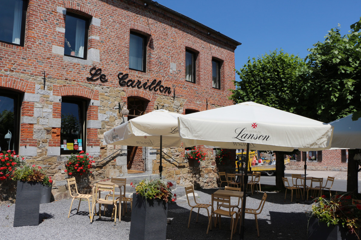 Etablissement repris en 1987, propose une restauration traditionnelle gastronomique avec des produits locaux et de qualité. Moyenne annuelle de 20 couverts jour avec un ticket moyen d'environ 55 ? par personne, boisson comprise. Clientèle fidèle (Google 4,5 étoiles - TripAdvisor 4,5 étoiles). BIB Gourmand Michelin depuis 1987, Guide du Routard, Le Petit Futé, Gault&Millau 1 toque, Guide Guru. Ouvert le midi le lundi, jeudi, vendredi, samedi, dimanche, et, le soir le vendredi  et le samedi. 4 salariés + dirigeant (occupant les fonctions de chef). L'entreprise dispose également d'une cave à vins mitoyenne au restaurant qui est ouverte tous les jours sauf le mercredi et le dimanche après-midi. L'activité restauration représente environ 85 % du chiffre d'affaires contre 15 % pour l'activité cave à vins. L'immeuble est composé du restaurant (2 salles), d'une cave à vins (mitoyenne) et d'un appartement de type T3 à l'étage (logement possible des exploitants). Affaire sérieuse et bien gérée. Cession pour cause de départ à la retraite. L'établissement, au centre d'un village de 530 habitants, profite de sa proximité avec le Lac du Val Joly.
Achat des murs possible.