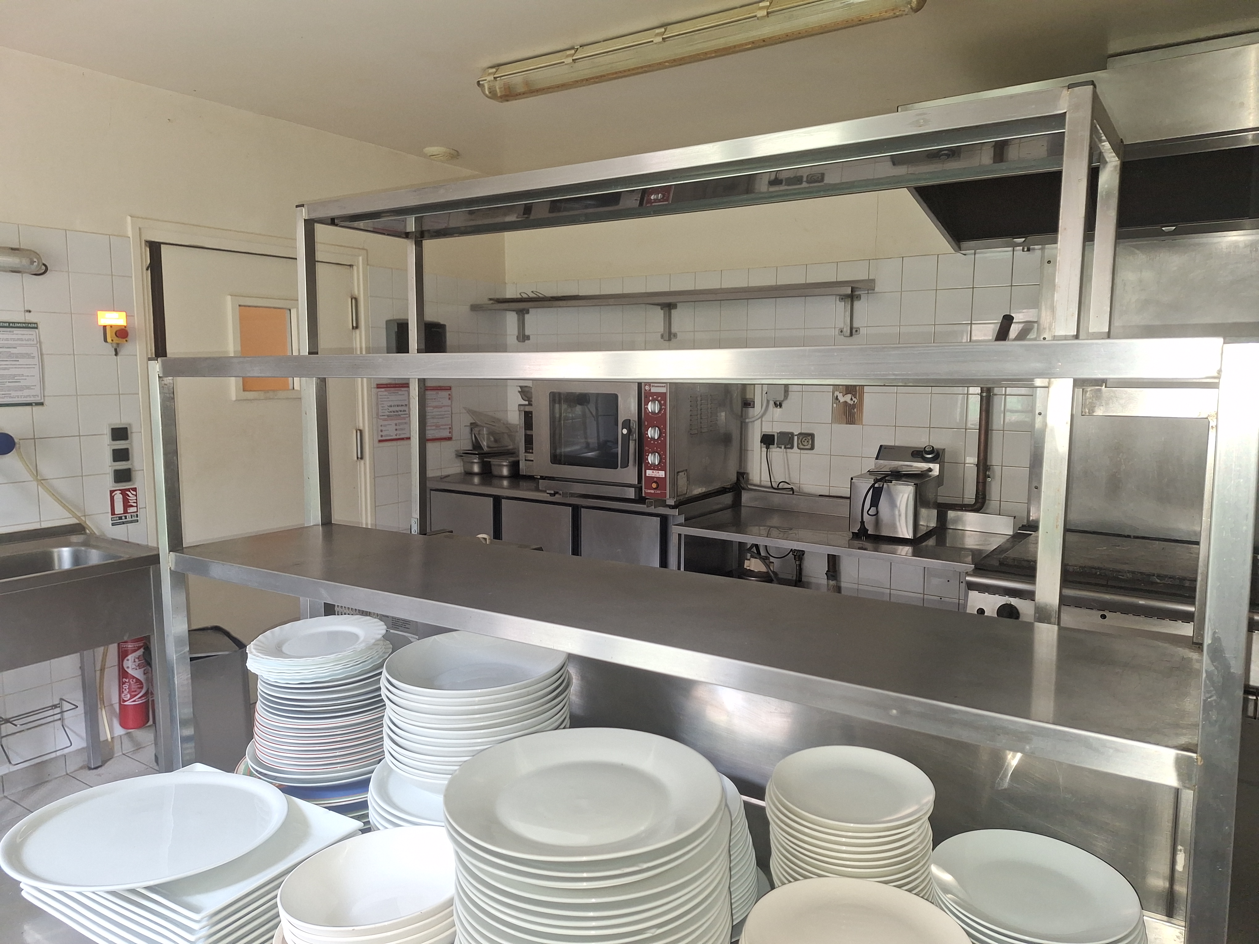 Au coeur des collines du Perche à 1h30 de Paris, la commune de Baillou (Loir-et-Cher) à 30 mn de Vendôme et sa gare de TGV (40 min de Paris, 20 min de Tours), proche de Mondoubleau (commune centrale de la CCCP, où le manque de restauration est réel ) propose un local à louer dans le centre bourg pour exploiter un restaurant - brasserie. 
Licence IV disponible.
Pas de reprise de fonds de commerce à prévoir.
Ce restaurant dispose d’un bar, d’une salle de 40 places assises environ, d’une terrasse en façade et d’un jardin attenant clos de murs et très bien exposé. Possibilité d’utilisation du matériel nécessaire à son exploitation : cuisine aménagée, mobilier intérieur et extérieur, ustensiles.
Restaurant traditionnel aux normes situé en centre-bourg avec possibilité de développement d’activités multiservices, traiteur, vente de produits locaux…
Le commerce fait l’objet d’un projet de rénovation, accessibilité aux personnes à mobilité réduite. Opportunité de logement individuel ou couple, famille, à convenir avec la Mairie.
Le loyer  modéré pour la partie restaurant, 350 € HT. (La mairie privilégie des candidatures avec expérience professionnelle sérieuse dans le domaine.)

Atouts ; 
-Village paisible dans un milieu bocagé avec chemins de randonnée appréciés de tous.
-Très peu d’offres de restauration existante  le week-end dans le secteur de Mondoubleau
-circuits de randonnée à proximité
- projet touristique de la CCCP avec la commanderie d’Arville
- Comité des fêtes dynamique
- Eglise classée

Les candidatures (cv et lettre de motivation expliquant l’offre que vous souhaitez proposer) sont à envoyer à
Mairie de Baillou
Monsieur Jean-Luc PELLETIER (Maire)
Le Bourg
41170 BAILLOU
Tél. 02 54 80 81 23 
Mail : communication@mairiebaillou.fr