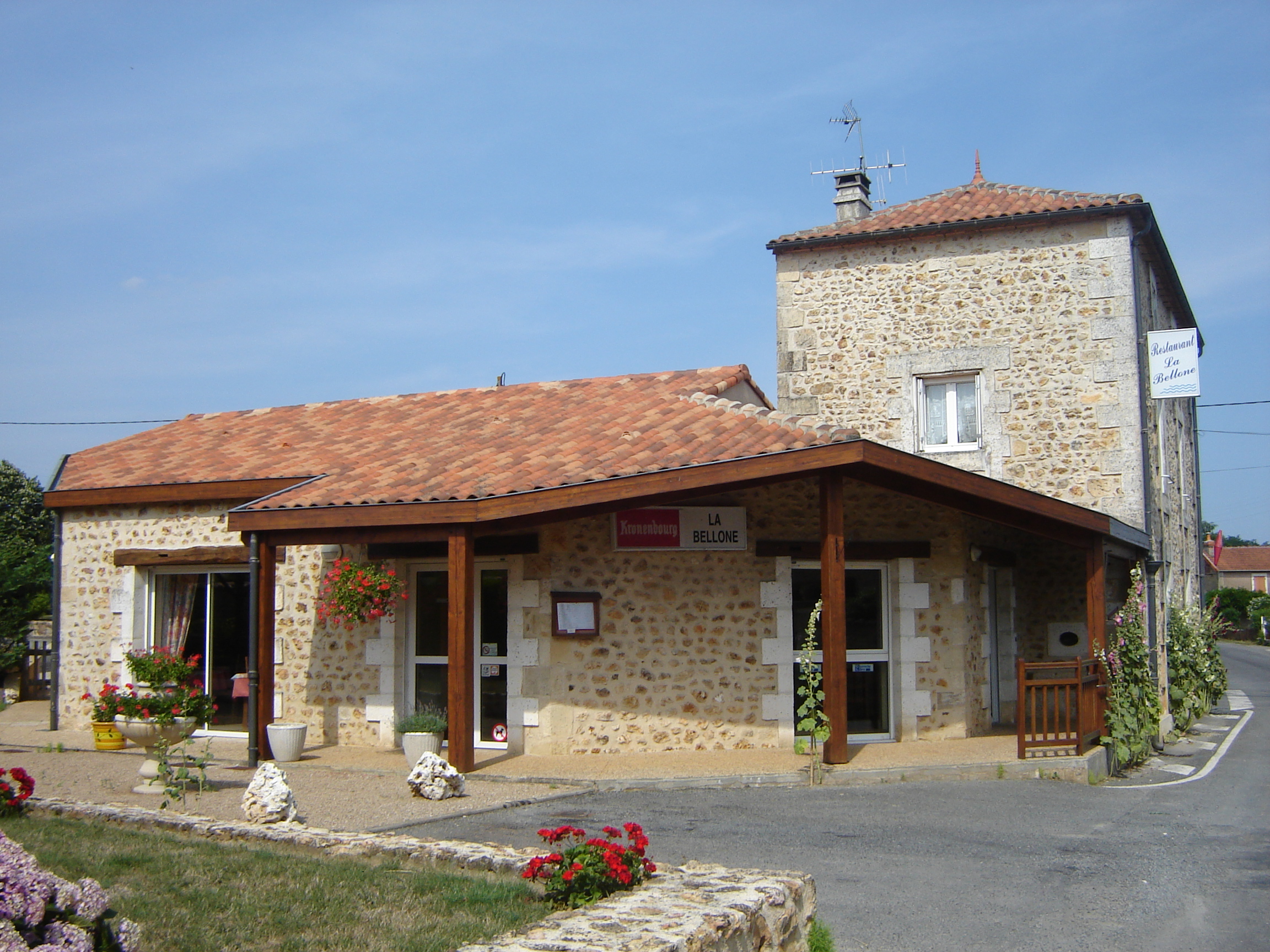 🏛️✨ A VENDRE – Fonds de commerce  •  RESTAURANT EPICERIE TABAC FDJ RELAIS POSTE  | Belle opportunité en Charente ✨🏛️						Multi-services • Fort potentiel

Situé au cœur du village de Saint-Adjutory, charmante commune d’un peu plus de  500 habitants à 8km de la RN141. Le commerce reste néanmoins sur un axe qui offre un passage local mais également touristique en se trouvant à 10 min de La Rochefoucauld et de Chasseneuil.

Fonds de commerce Restaurant – Epicerie  – Bar – Tabac – FDJ à vendre pour départ à la retraite après 28 ans de multi-services des propriétaires actuels.

La clientèle est fidèle et régulière côté bar comme côté restaurant. Elle est composée d’habitués, du village ou même de plus de 40km aux alentours, ainsi que de touristes de passage. 🔑

🏢 Commerce  – 300 m²
Commerce séparé en 2 parties : épicerie/bar // restaurant/cuisine

La partie commerce offre à ce jour un service de proximité très large avec son épicerie, bar, tabac, FDJ, dépôt de pain, de journaux ainsi qu’un relais poste. 
La salle de restaurant compte 35 couverts. 
La cuisine professionnelle entièrement équipée : chambre froide , four électrique, fourneau gaz, frigo, desserte froide, plans de travail...

🌿 Aménagement extérieur 
Charmante terrasse ombragée et fleurie de 15 à 20 couverts

🚗 Stationnement :
• 2 places de parking devant l’établissement dont une PMR
• place de la salle des fêtes à 50 m
• parc pour stationnement de vélos

🏡 Côté habitation :
🔹 Appartement – 80 m² sur 2 niveaux
• Séjour 
• Cuisine / buanderie
• 2 chambres
• Salle de douche avec WC

🔹Grange non attenante permettant un stockage de véhicules, de matériels ainsi que d’un local chaufferie

⚙️ Prestations techniques :
✔️ Tout-à-l’égout
✔️  Fibre

💰 Quelques chiffres : 
Prix fond de commerce ; 130 000 €
Loyer commercial et logement : 600 € / mois