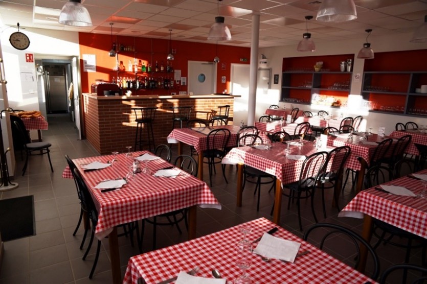 Recherche exploitant en location-gérance du Bar/Restaurant "Le Roc Blanc" à Sainte-Agathe (Puy-de-Dôme).

Soucieuse de proposer à la population locale des services de proximité et un lieu de convivialité, la Commune de Sainte Agathe, avec l’appui de la Communauté de Communes Thiers Dore et Montagne, a créé un bar-restaurant « Auberge le Roc Blanc », véritable lieu de vie.
Le bar restaurant était exploité jusqu’à aujourd’hui par un professionnel de la restauration. Celui-ci partant sur un autre projet, la commune recherche un nouveau professionnel pour exploiter et développer cette activité située dans Le Bourg de Sainte-Agathe (63120) au 3 route du Bourg.

Descriptif du local :
Le bar-restaurant est situé en rez-de-jardin à l’arrière du bâtiment de la Mairie, sur la route du Bourg (RD102). 
Les locaux d’une surface totale de 120 m² ont été entièrement rénovés en 2017 et sont aux normes d’hygiène et de sécurité en vigueur.
Stationnements devant le restaurant ou sur la place de l’église, à proximité.
Le bar-restaurant Le Roc Blanc possède une terrasse (environ 18 couverts) avec une vue panoramique sur le Roc Blanc et la campagne environnante.
Les locaux se composent :
-	d’une salle de bar-restaurant d’une capacité de 60 couverts (61,30m2) et équipée de rayonnages (en cas de banquet important, une salle communale, attenante au restaurant, peut accueillir 40 couverts supplémentaires)
-	d’une cuisine entièrement équipée de 21,20m2,
-	d’une réserve de 3,45m2,
-	d’un hall d’accueil de 7,70m2
-	d’un vestiaire avec sanitaires de 4,40m2
-	d’un dégagement de 13,80m2
-	d’un rangement de 2,60m2 dans la montée d’escaliers
-	de sanitaires aux normes
Le futur exploitant disposera d’une licence IV donnée en jouissance (mais restant la propriété de la commune).
L’aménagement extérieur comprend :
-	la matérialisation d’une place de stationnement et d’un cheminement pour personnes à mobilité réduite,
-	une dalle béton pour l’aménagement de la terrasse
-	une micro station d’épuration propre au restaurant
-	un bac à graisses
-	des panneaux de signalisation indiquant la présence du restaurant
Il n’y a pas de logement proposé avec le local commercial. Cependant, des possibilités de logement sur la commune existent.
Le futur exploitant sera lié à la Commune de Sainte-Agathe par une convention d’occupation temporaire. Le loyer s’élève à 220 € TTC par mois (en plus : contrats individuels d’électricité et de gaz citerne) pour les murs et l’exploitation du fonds de commerce.

Descriptif de l’activité
Sainte-Agathe est située à proximité de nombreux sites et villages plus importants (Bassin thiernois, villages de la montagne thiernoise…) mais reste légèrement en retrait des principaux axes routiers. Cependant, par sa situation au cœur du Parc Naturel Régional du Livradois Forez, Sainte-Agathe est un territoire qui séduit la clientèle touristique avant tout pour sa nature, par la présence à proximité de sites naturels, notamment le Grün de Chignore et son panorama, ainsi que de nombreuses activités de randonnée avec la présence de sentiers balisés, sentiers de découverte autour de thématiques propres au patrimoine et à la faune et la flore locale et enfin l’organisation de balades accompagnées, encadrées par un guide, en période estivale de juin à août.
Le cadre séduit également une clientèle de proximité (zone de chalandise de 20 000 personnes) qu’il s’agit de fidéliser par une cuisine et un accueil de qualité, voire une offre d’animations.
Le référencement, la réputation et l’e-réputation sont des éléments à prendre en compte sur une affaire comme le bar-restaurant le Roc blanc. Aujourd’hui, le restaurant est noté 4,7/5 sur Google (45 avis).
A l’heure actuelle, le Roc blanc n’est qu’un bar-restaurant mais une offre complémentaire de services peut être développée.
Clientèle possible : population locale, entreprises, associations, clubs, touristes. 
La Commune attend du professionnel qu’il propose un véritable lieu de vie où la clientèle peut trouver une cuisine traditionnelle, de qualité, un accueil convivial, des services de proximité et des animations. 
Le lieu offre un potentiel d’activité qui a été démontré par les exploitants précédents. Il ne demande qu’à être développé par un professionnel qui saura se rendre disponible pour sa clientèle et se doter des moyens nécessaires pour améliorer le chiffre d’affaires. (Cela reste une petite affaire en milieu rural).