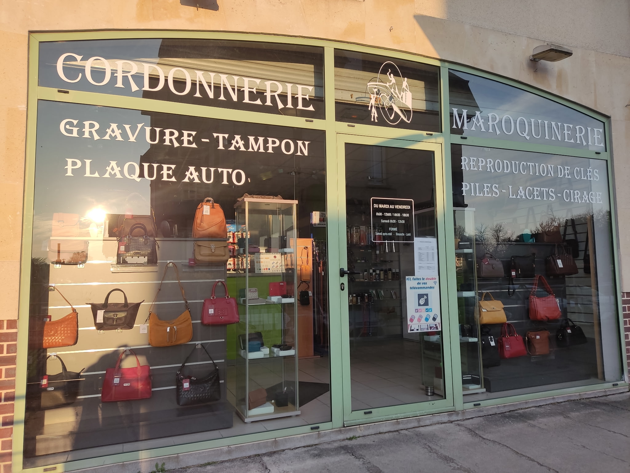CORDONNERIE MAROQUINERIE CLES PLAQUES AUTO
Installé depuis plus de 35 ans, bail commercial à céder pour cause de départ en retraite, avec tout le matériel nécessaire à l'activité.