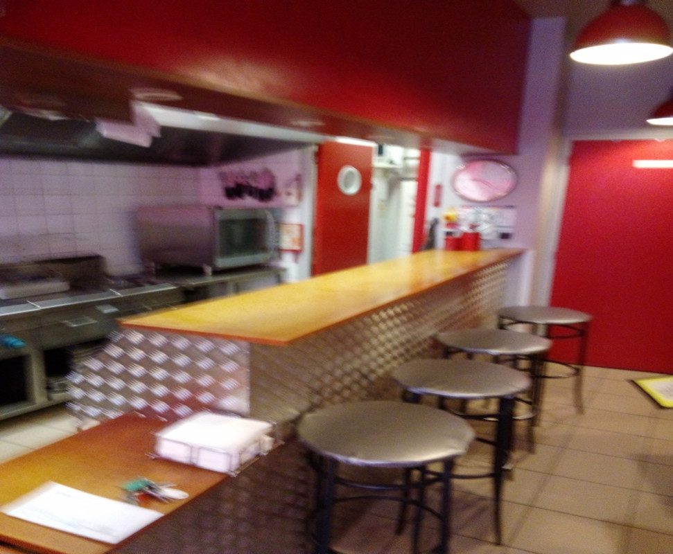 Vente d'une sandwicherie en centre ville ; VENTE à EMPORTER ; 4 places assises ; norme accueil personne à mobilité réduite ; prestations auprès de CE ;