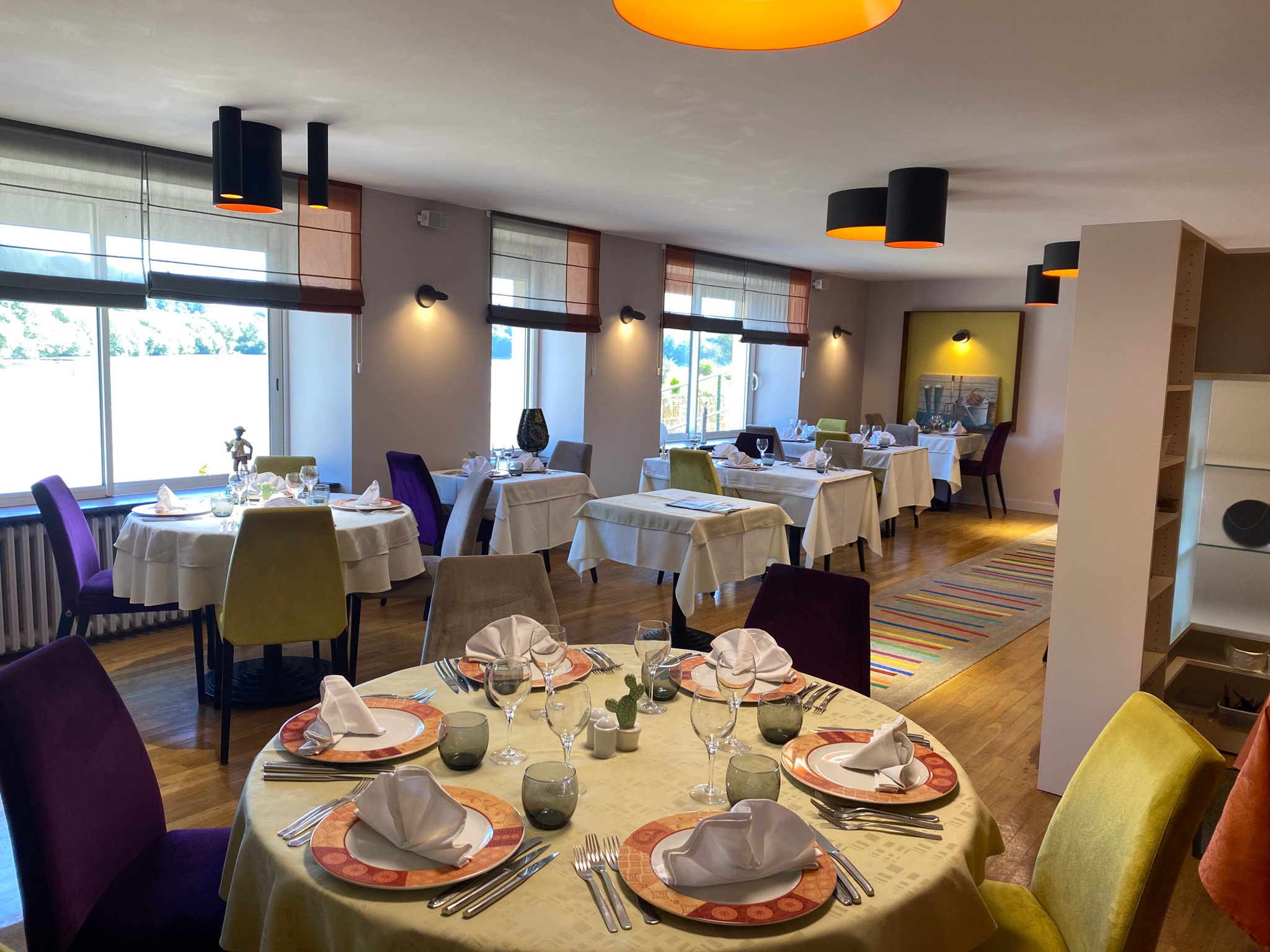 Restaurant traditionnel situé en centre bretagne face à un étang de 13 hectares
Restaurant une entrée sur accueil avec réception avec une cheminée au gaz 
- une salle de 35 couverts
- une salle de 32 couverts
- une salle de 25 couverts
- une cuisine professionnelle équipée (plonge - patisserie - chambre froide - cave - buanderie)
- Accès handicapée
- Normes sanitaires
- Bac à graisse
- Chauffage au fuel et gaz
- Carport avec places pour deux voitures privées
- Pièce à l'étage avec douche et toilettes pour le personnel

A l'étage, une partie privée avec une entrée salle-salon, cinq chambres, salle de bain - toilette, un grenier

ouvertures doubles vitrages - Assainissement individuel aux normes