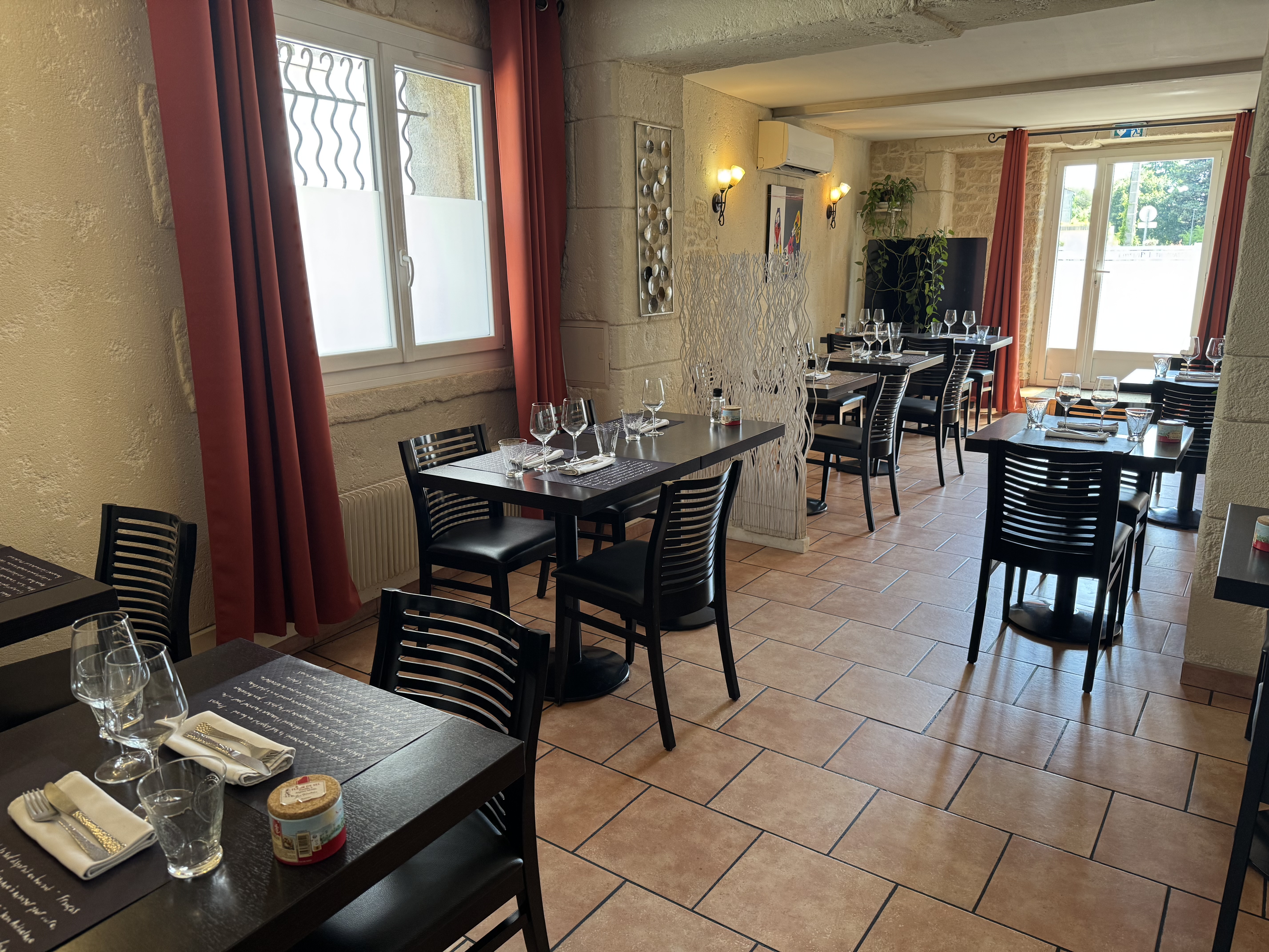 Restaurant d’une capacité de 40 couverts en centre-ville, idéal pour couple.
Pas de terrasse mais climatisé.
Contact pour renseignements uniquement par mail !