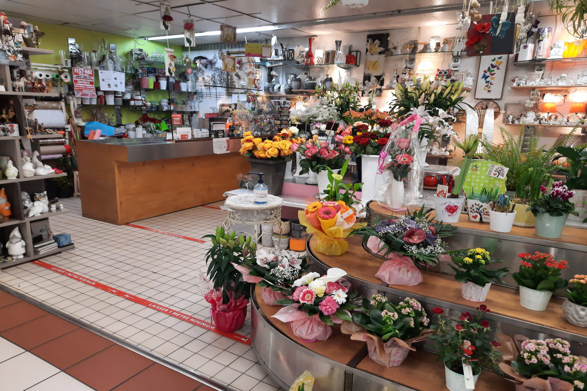 boutique de fleurs, cadeaux et carterie située en galerie marchande de Carrefour , emplacement de 1er ordre , ca ht de 200000?,  loyer charges comprises(eau, éléctricité,taxe foncière) de 1290 ht .
