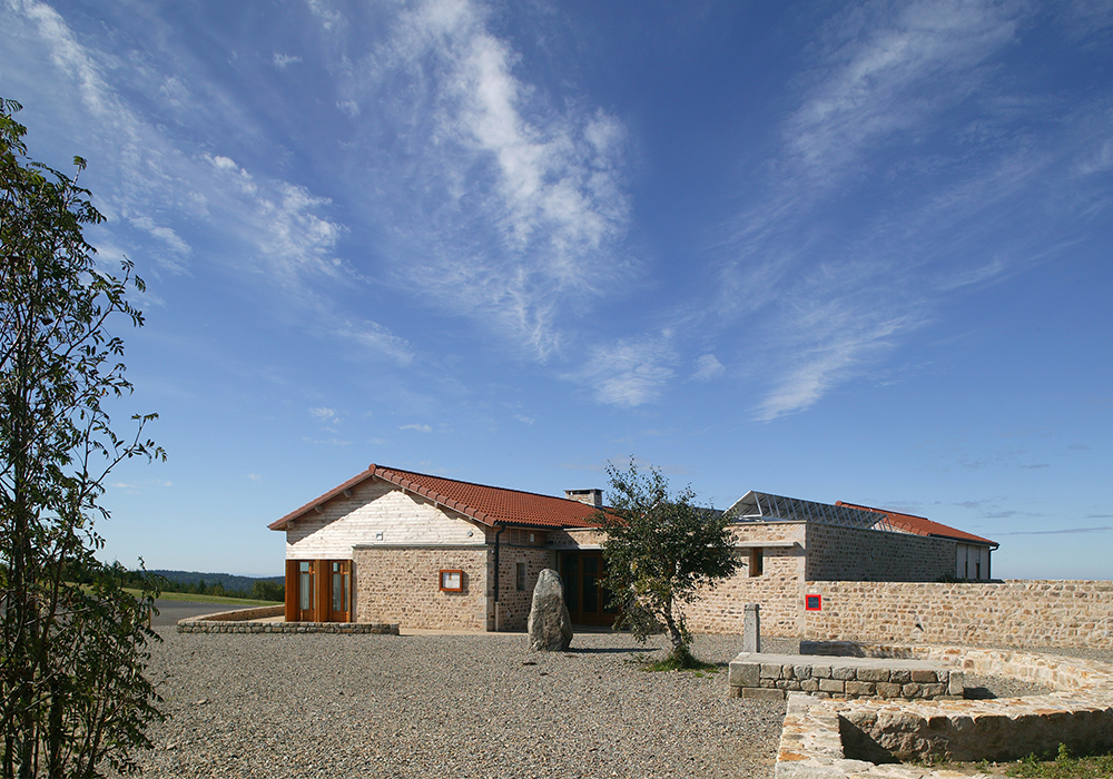 À 1 390 mètres d’altitude, le Col du Béal est un site emblématique du massif du Forez, à la croisée des sentiers de randonnée (GR3, circuits locaux) ainsi que des itinéraires VTT et raquettes. Véritable balcon naturel situé au cœur des Hautes-Chaumes, le site offre un panorama exceptionnel sur les Monts du Forez et les plaines environnantes et constitue un lieu stratégique d’accueil touristique.

Au cœur de ce site préservé, l’auberge du Col du Béal est un lieu d’accueil incontournable pour les randonneurs, les familles, les amateurs de nature et les visiteurs en quête d’authenticité. La Communauté de communes Ambert Livradois Forez lance un appel à candidature pour la location et l’exploitation de l’auberge et du gîte du Col du Béal.

L’établissement, nommé auberge et gîte du Col du Béal, situé sur la route départementale n°40 à SAINT-PIERRE-LA-BOURLHONNE, est constitué de deux bâtiments distincts, éloignés de quelques dizaines de mètres : l’auberge pour la partie restauration et le gîte pour la partie hébergement.

L’auberge comprend :
– Une cuisine équipée
– 3 salles de restauration (capacité totale d’environ 80 couverts)
– 1 salle (ancien observatoire) multifonctionnelle
– 1 espace de réserve

Le gîte d’étape, d’une capacité actuelle de 33 couchages, est équipé d’une salle de séjour, d’une cuisine, d’un dortoir de 6 personnes et de deux dortoirs de 8 personnes (chaque dortoir comprend salle d’eau et WC). Le gîte est également équipé d’un appartement indépendant de 6-8 personnes, pouvant servir de logement de fonction.

La Communauté de communes Ambert Livradois Forez attire l’attention des candidats sur la règlementation en vigueur pour un hébergement de plus de 15 personnes (nécessité requise dans certains cas d’une personne restant sur place la nuit). Les plans du bâtiment et l’inventaire du matériel sont disponibles dans l’appel à candidature.

Superficie totale des bâtiments : 520 m² (300 m² pour l’auberge et 220 m² pour le gîte)
Mode de chauffage : chaudières à gaz

Nature du contrat de location : bail commercial
Durée : 9 ans (3-6-9)
Date d’entrée dans les locaux : 1er avril 2026
Montant du loyer : 800 € TTC
Charges : système de provision pour charge mensuel avec régularisation en fin d’année (eau et TEOM).
Licence IV : mise à disposition (rédaction du bail commercial devant notaire obligatoire, à la charge du preneur)
Assurances : le locataire devra souscrire à une assurance couvrant l’exploitation (assurance dommages aux biens, responsabilité civile professionnelle)

La Communauté de communes n’est pas fermée à une proposition d’acquisition des murs.

La Communauté de communes Ambert Livradois Forez souhaite confier la gestion de l’auberge à un ou plusieurs exploitants expérimentés, dont le projet s’inscrira dans les objectifs suivants :
– Assurer une offre de restauration et d’hébergement de qualité, adaptée aux usagers du site ;
– Valoriser le patrimoine naturel et paysager du Col du Béal ;
– Développer une activité touristique attractive en toute saison ;
– Contribuer au dynamisme économique local.

Les candidatures devront fournir un dossier de présentation comportant :
– Lettre de motivation ;
– Diplômes et formations ;
– Curriculum Vitae (avec expériences professionnelles et références) ;
– Note descriptive du projet d’exploitation (orientations, services proposés, stratégie commerciale et touristique et développement au regard de l’article 3) ;
– Plan prévisionnel d’activités et de fréquentation ;
– Budget prévisionnel détaillé (justifier le plan d’exploitation en quantifiant les conditions d’exploitation prévisionnelles : masse salariale, périodes d’ouverture, fréquentations prévisionnelles, etc.) ;
– Apport.

 

Calendrier de la procédure de sélection :
1. Date limite de dépôt des candidatures : mercredi 17 décembre 2025
2. Entretiens avec les candidats : jeudi 8 janvier 2026
3. Date décision finale : lundi 12 janvier 2026
 

Les candidatures seront évaluées selon les critères suivants :
– Qualité et pertinence de la candidature (forme du dossier, expérience et compétences du ou des porteurs de projets) ;
– Qualité et pertinence du projet proposé (propositions concernant la restauration, activités connexes, propositions concernant l’hébergement) ;
– Viabilité économique et financière du plan d’exploitation prévisionnel ;
– Contribution à l’attractivité touristique et au dynamisme local ;
– Respect des valeurs environnementales et patrimoniales du site.

Les candidatures doivent démontrer une bonne connaissance du patrimoine naturel et paysager du Col du Béal. Celles cherchant à améliorer l’attractivité du territoire par la mise en place d’activités connexes ou bénéfiques à l’économie locale seront valorisées.

 

La date limite de dépôt des candidatures est fixée au mercredi 17 décembre 2025 à 18h00. Les dossiers complets sont à adresser à :

Communauté de communes Ambert Livradois Forez
15 avenue du 11 Novembre
63 600 AMBERT

Sous pli cacheté, portant la mention « appel à candidature – auberge et gîte du Col du Béal »

Ou par mail à : chloe.seve@ambertlivradoisforez.fr (un seul document unique en PDF avec le titre sous le format suivant : NOM-Prénom-dossier auberge Béal-JJMMAAAA – date d’envoi de la candidature).

Tout dossier incomplet, ne respectant pas le format attendu ou transmis après la date limite de dépôt sera refusé.

Les visites se feront uniquement sur rendez-vous sur la semaine du 5 janvier 2026.
Contact : Chloé SÈVE – 07.86.54.20.24 – chloe.seve@ambertlivradoisforez.fr.

 

Cliquer ici pour obtenir le dossier de candidature complet en PDF : https://drive.google.com/file/d/1K8onQ_LWdxw9N3RiNI3hGmYRDZVBDWRn/view?usp=sharing 

En zone de revitalisation rurale (ZRR), toute reprise de commerce bénéficie d’une exonération fiscale totale durant 5 ans, puis dégressive dans les années suivantes. Il est possible d’être accompagné techniquement et/ou financièrement par le Réseau Initiative, France Active, le Parc Livradois-Forez, la CMA, la CCI ou la BGE. Une aide aux commerces existe également, en cofinancement avec la Communauté de Communes et la Région

Habitation associée à l'offre