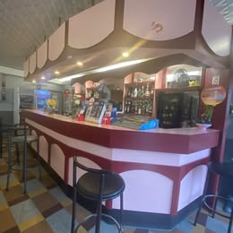 *Présentation : A saisir Fond de Commerce BAR. ***Possibilité d’acheter les Murs*** 
Particulier (PAS DE FRAIS D’AGENCE ET HONORAIRES), affaire familiale depuis plus de 30 ans avec une clientèle locale et fidélisée, avec  peu de concurrence. Vente motivée pour un départ en retraite.
Aux Ancizes-Comps (63770) secteur des Combrailles à 30 minutes de Clermont-Ferrand et de Riom.
Sur un axe très passant au cœur d'une ville touristique, situer à coté de l’entreprise Aubert & Duval 1500 ouvriers et de nombreuses entreprises extérieures.  A deux pas d’un plan d’eau et du viaduc des fades, très fréquenté en période estivale avec beaucoup de groupe de moto et un vélo rail des Combrailles qui permet d’amener une clientèle touristique l’été. 
*Commerce : Les horaires sont 7h30-19h30 sauf le mercredi après-midi et le jeudi toute la journée. Fermé 4 semaines dans l'année. Pas de personnel à reprendre.
Activités BAR, Licence 4 et  FDJ, Amigo, Parions-sport, Loto et jeux grattage. Ce commerce gagnerait en développant la restauration avec des repas ouvriers par exemple ou restauration rapide (burger, pizzas…).
Salle d’une vingtaine de places assises, bar en très bon état avec tout le matériel d’exploitation lié au bar/restauration, avec une grande terrasse et un stationnement gratuit en face et derrière. Equipé de deux grandes caves et beaucoup d’espace de stockage.
*Logement : Surface totale : 190 m2
Surface annexe : 130 m2
 Loyer très attractif au vu de la superficie 522€ TTC. Le logement est composé d’une cuisine équipée et un salon derrière la salle du bar. Et un autre espace cuisine existant avec friteuse, cuisson, froid et lavabo. A l’étage : 3 grandes chambres, une salle de bain et un WC. Un dernier étage, complète le bien avec des travaux possible avec 5 chambres et une salle de bain. 
Chiffre d’affaire 57 k€, en progression constante depuis 3 ans avec un gros potentiel de développement. 
Prix de vente fonds de commerce : 60k€. 
Prix avec murs : à négocier avec le propriétaire.