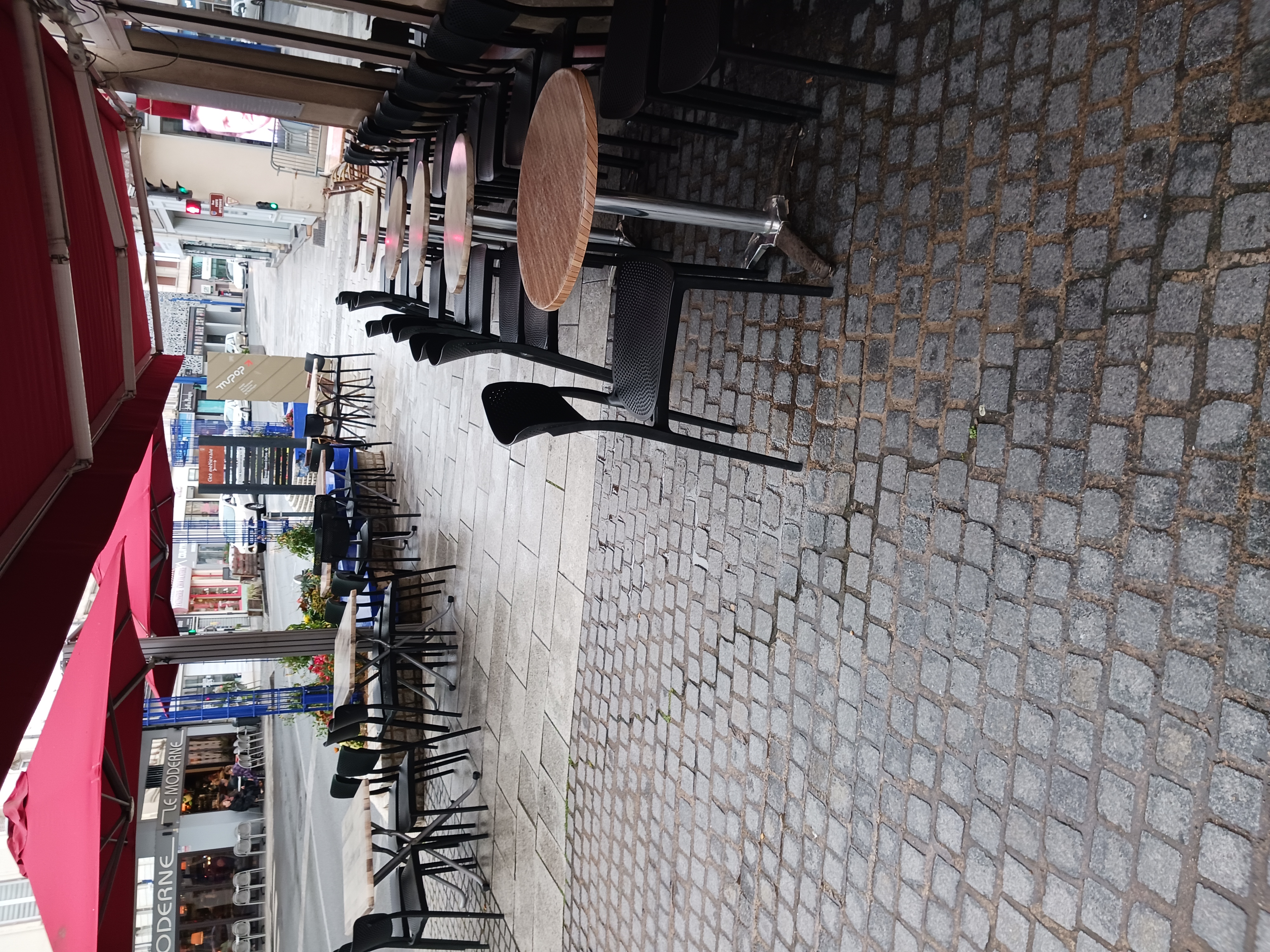 Fond de commerce situé en plein centre de Montluçon au pied de la vielle ville, deux grandes terrasses ensoleillées, une sur l'avenue principale et une sur la voie piétonne. cuisine toute équipée, une salle rdc avec le bar et tables, une salle à l'étage pour déjeuner ou diner avec plus d'intimité et à l'étage supérieur la réserve, le bureau et les vestiaires.
Chiffre d'affaire en constante hausse, moyenne de 100 à 120 couverts/jour
Possibilité de vendre le fond ou par cession de part... à étudier selon offre, disponible de suite.