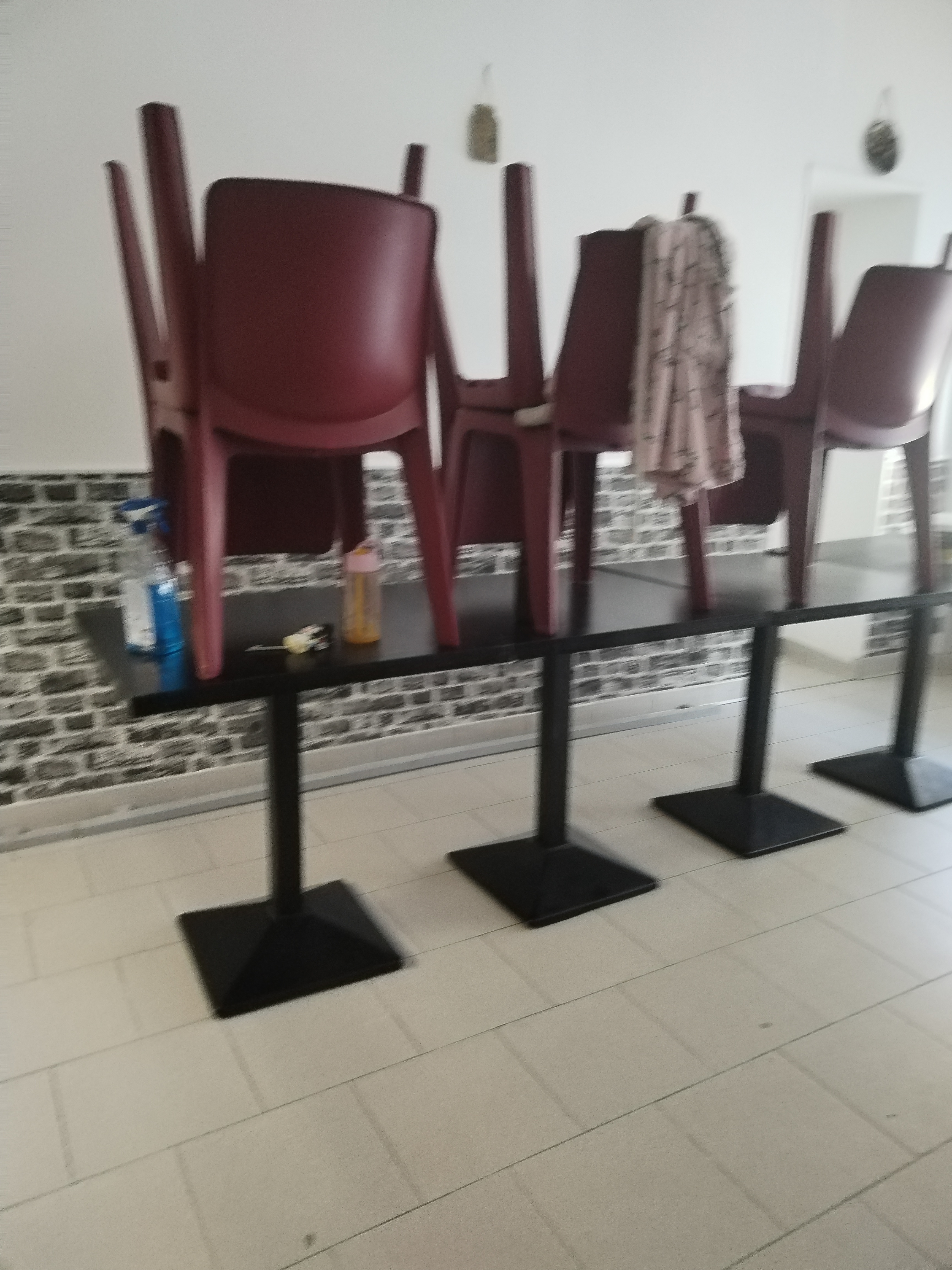 Fond de commerce à vendre 
Petit village de 400 habitant avec des residence secondaire
Bar ,restauration 
A developper epicerie, point relais
Loyer commerce + logement f4: 715€
Logement obligatoire
Commerce ideal 1 personne