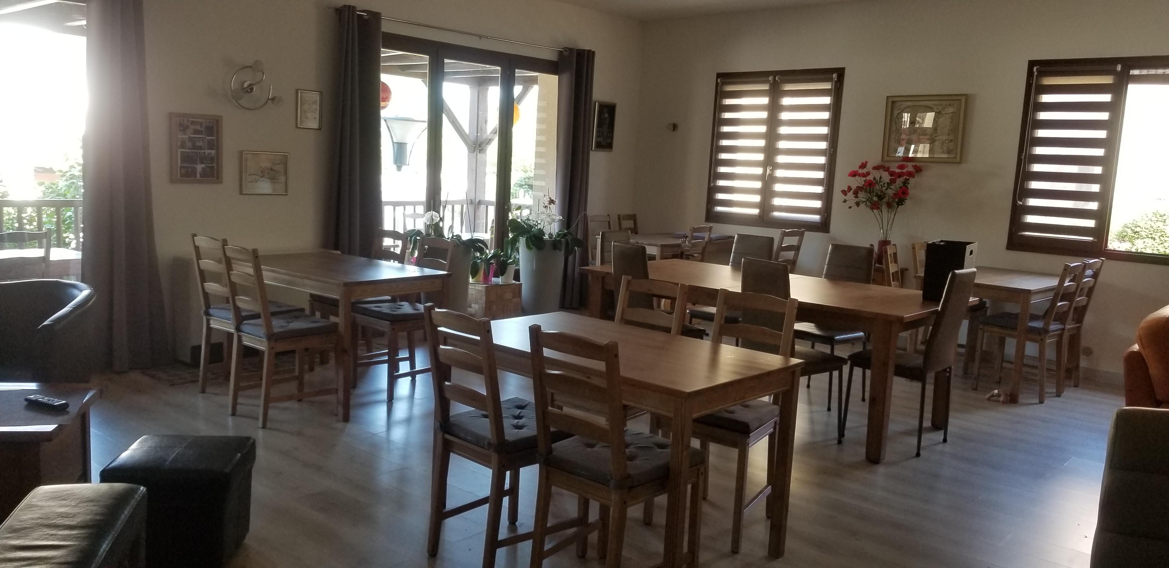 HÔTEL – RESTAURANT situé sur l’ouest AVEYRON à 20 mn de VILLEFRANCHE DE ROUERGUE, 40 mn de RODEZ et 45 mn de FIGEAC.  Au cœur d’un VILLAGE TOURISTIQUE. Apprécié pour sa CUISINE, l’établissement est aussi un lieu de SÉJOUR pour les MOTARDS, les VACANCIERS, les COMMERCIAUX, et également les groupes en PENSION COMPLÈTE lors de leurs SÉMINAIRES.  
BAR, CUISINE Pro , SALLE de RESTAURANT (capacité 60 couverts) avec TERRASSES, PISCINE, JARDIN, de DEUX GÎTES (1 T2 et 1 T3) attenants  et indépendants ( plus un troisième en travaux), de 8 chambres (dont une suite parentale, possibilité 12 chambres), d’une MAISON T4 attenante et indépendante, de 3 GARAGES, et CAVES.
A voir absolument.