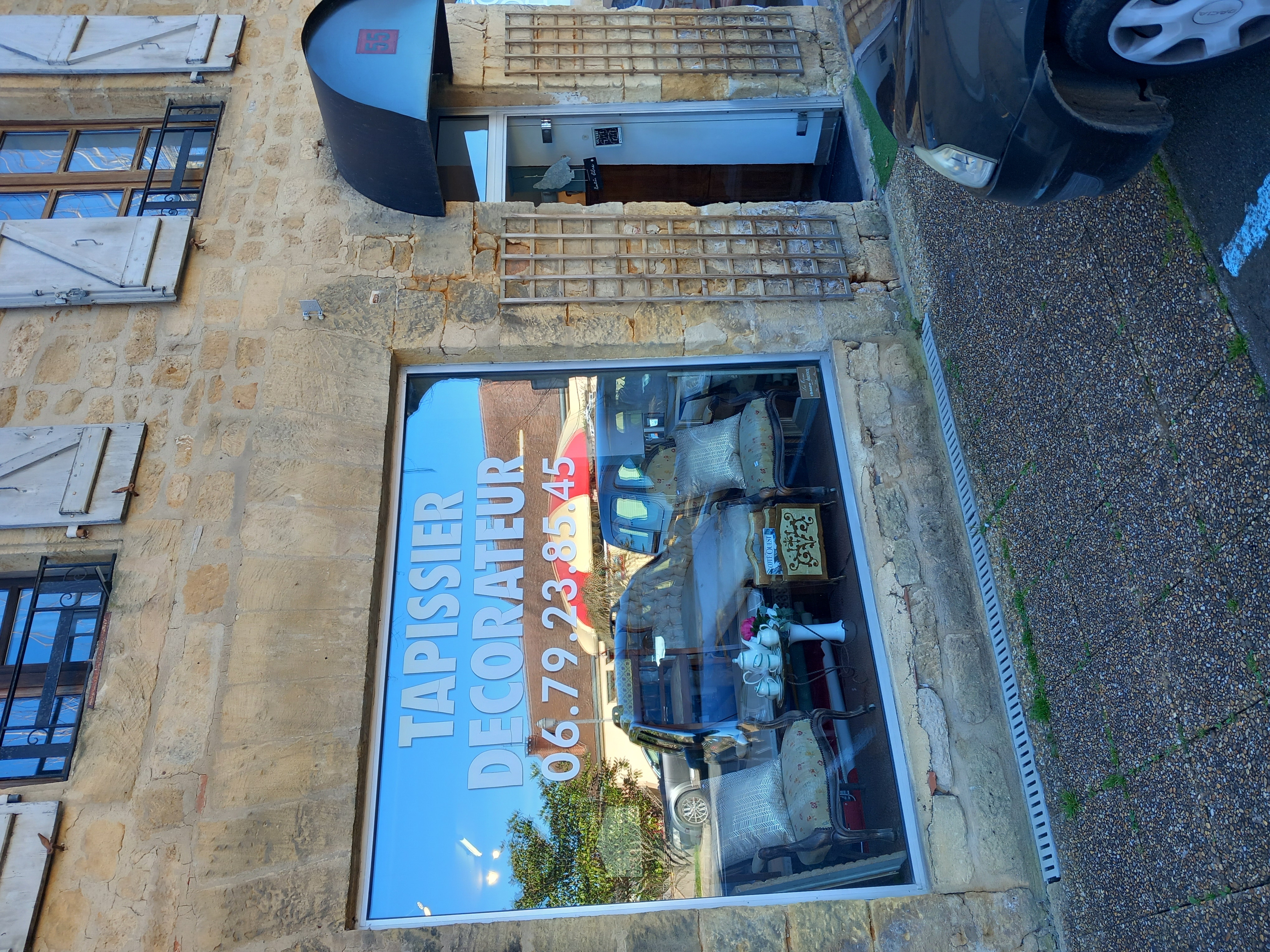 Fond de Commerce de tapissier décorateur et brocante, installé à la même adresse depuis 30 ans dans la jolie petit ville de gourdon dans le lot où il y fait bon vivre. 
Boutique de 50 m2 avec deux belles vitrines,  places de parking devant les vitrines et un grand parking à  20 m, très pratique pour y charger ou décharger les fauteuils ou autres objets.