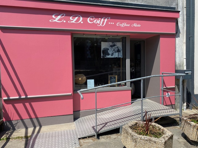 À vendre , 
fonds de commerce,  SALON DE COIFFURE sur l’île de Groix (Morbihan)
Local de 28 m², comprenant en espace Salon, une petite réserve et sanitaire.

Emplacement, exceptionnel, centre, bourg, le flux des touristes se multiplient, l’été assurant une forte rentabilité saisonnière.
Le salon, lumineux, bien équipé avec une clientèle locale, fidèle et un fort potentiel de développement. Clé en main.

Emplacement numéro un
Affluence, estival
Rentable et prêt à travailler
Tarif: 35 000 € tout équipé
Bail : 3/6/9      loyer : 650€