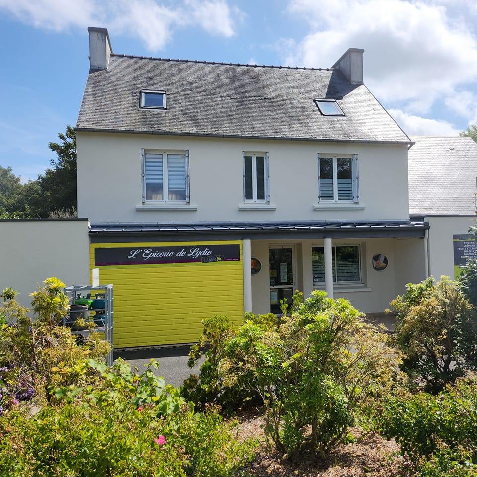 Situé au cœur des Monts d'Arrée, pas loin du lac St-Michel et dans un village dynamique, ce bar-épicerie multiservice en pleine croissance représente une belle opportunité de reprise.
Unique commerce alimentaire de Brennilis, ce commerce propose actuellement diverses activités : L'épicerie indépendante actuellement sous enseigne Halle Dis, un dépôt de pain, une rôtissoire et du gaz.
Le Bar propose un point FDJ, de la presse locale et un point relai colis Pick-up.
Des animations et des expositions sont régulièrement proposées.
Le local commercial, entièrement aménagé et accessible aux PMR, comporte :
* Une surface de vente de 118m2, avec 2 entrées indépendantes pour le bar et l'épicerie, l'ensemble étant sécurisé avec un système d'alarme
* 2 Espaces de réserve et une de stockage (30m2 au total)
* Une terrasse de 35 m2
* Un parking privé avec 7 places de stationnement (dont 1 PMR)

- Fonds de commerce: 50 000€ + stocks et matériels
- Immeuble (murs commerciaux + Logement T5 de 99m2, sur 2 niveaux, comportant 4 chambres  + une terrasse couverte + un terrain de 1036 m2 :
150 000€
Disponible à la reprise dès à présent