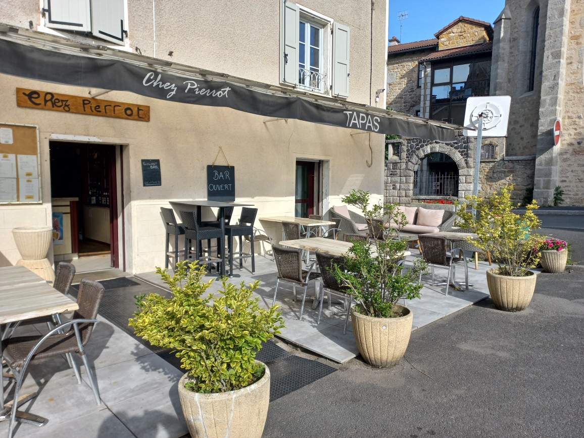 A reprendre, restaurant implanté au cœur d’un petit village touristique, proche de l’A75 reliant Clermont-Ferrand (1h30) à Montpellier (2h). L’établissement dispose d’un bon référencement et d’un excellent emplacement.

Le restaurant est composé de deux salles de restaurant d’une capacité d’accueil totale de 40 couverts, complété par deux terrasses aménagées. Les locaux ont été rénovés en 2019. Un comptoir bar donne sur la salle de restaurant principale. Cuisine entièrement équipée en 2019. Clientèle locale et touristique d’avril à septembre.  
 
Idéal pour un couple ou deux associés disposant d’une expérience. Possible accompagnement des repreneurs. Très beau potentiel de développement.
 
Prix de cession du fonds : 49 000 €
Loyer (bail 3*6*9) pour l’ensemble immobilier : 650 €/mois.