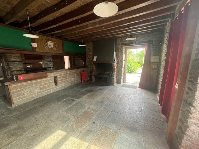 La commune de Val-Couesnon propose à la location un local commercial et un logement situé à La Fontenelle, précédemment occupé par un restaurant, idéalement situé au cœur du bourg. 

La mairie recherche un porteur de projet motivé pour redonner vie à ce commerce essentiel à l'animation du village.

Le local
·	Ancien restaurant en état, prêt à redémarrer une activité –  319 m² (annexes comprises (garage, stockage, labo et salle de restauration)
·	Bâtiment patrimonial - année construction 1870
·	Équipements déjà en place : cuve à fioul, hotte, cheminées, four à bois, chambre froide, plans de travail et bar
·	Pas d'autre matériel de production installé (four traditionnel, plaques, hotte à prévoir selon le projet)
·	Local classé ERP aux normes
·	Accessible PMR
·	Logement traversant à l'étage : 82,80 m², comprenant salon-cuisine, 3 chambres, salle de bain, WC, buanderie, dégagement et balcon (combles non aménagés en complément) – 
·	Restaurant et logement loués en l'état
·	Logement : possibilité de faire de l’hébergement de type Gîtes – activité commercial

Stationnement & extérieur
·	Une 20aine de places de parking à proximité (parking propriété de la mairie)
·	Restaurant : possibilité d'installer une terrasse sur le domaine public, avec l'accord de la commune

Conditions de location
·	Bail dérogatoire de 3 ans
·	La commune reste propriétaire du bâtiment
·	Loyer restaurant : 600 € / mois HT, hors charges
·	Zonage France Ruralité Revitalisation : exonération fiscales et sociales
·	Loyer logement (si occupé) : 250 € / mois HT, hors charges
·	Charges et abonnements (eau, électricité, etc.) à la charge du locataire - charges : entre 1 240 € et 1 710 € par an (DPE – D) / chauffage électrique

Type d'activité recherché
La commune souhaite prioritairement retrouver une activité de restauration (traditionnelle, crêperie, brasserie...), mais reste ouverte à d'autres projets complémentaires (multi services), l'objectif étant de conserver ce bâtiment comme un commerce vivant au service des habitants.

Licence IV : une licence de débit de boissons de 4ème catégorie, propriété de la commune, peut être mise à disposition dans le cadre du bail.

·	Pas d'exigence imposée sur les jours et horaires d'ouverture (créneaux choisis pertinents et adaptés à la vie du village). Les élus attendent que le porteur de projet soit à l’écoute des clients et force de propositions. Toute initiative favorisant l’animation, la convivialité du centre-bourg sera appréciée.

Les personnes intéressées :
–	ont la possibilité d’organiser une visite du local ou demander plus d’informations hors 2ème quinzaine d’août (congés d’été) 
–	doivent impérativement retourner la fiche information remplie avant le 30 septembre 2026. A demander auprès des contacts indiqués dans l’annonce.