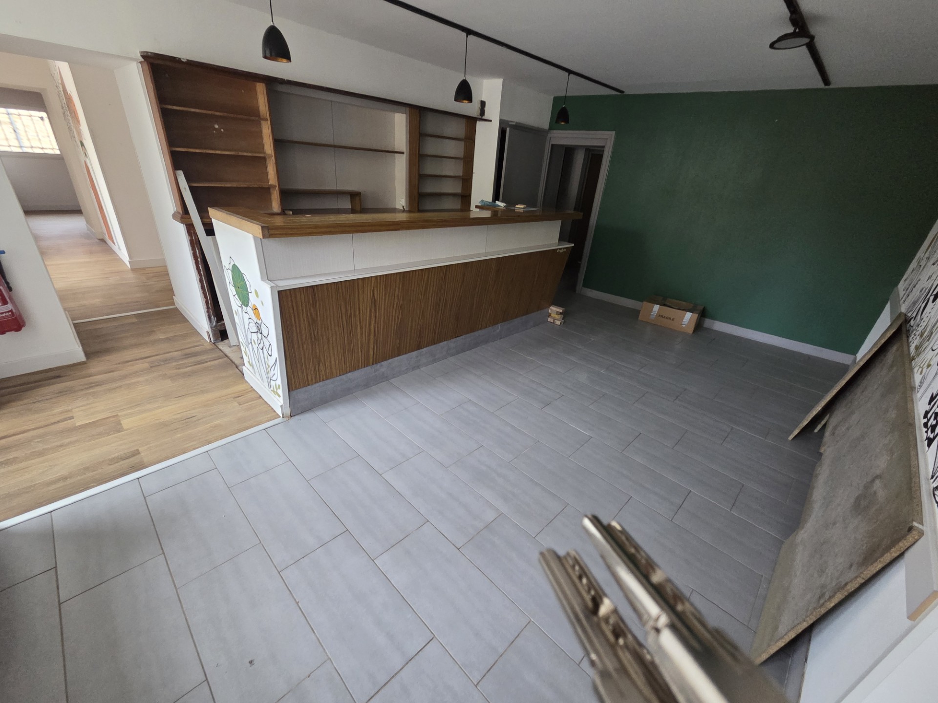 BAR-RESTAURANT À PRENDRE EN GÉRANCE – LÉRY (21440)
À saisir : bar-restaurant situé au cœur de la commune de Léry (21440), offrant une belle opportunité pour un professionnel souhaitant développer ou reprendre une activité de proximité dans un cadre convivial.

L’établissement bénéficie d’un emplacement au cœur du village et d’un environnement propice à une activité de bar et de restauration traditionnelle. Il constitue un lieu de rencontre pour les habitants de la commune et des alentours.

Un établissement polyvalent
Le local permet d’envisager différentes activités autour de la restauration, du bar et de la convivialité : repas du midi, restauration traditionnelle, accueil de groupes, événements ponctuels ou encore soirées à thème.

L’établissement présente un potentiel intéressant pour un gérant souhaitant apporter son propre concept, développer la clientèle et dynamiser l’activité.

Une opportunité pour un professionnel
Cette mise en gérance s’adresse notamment à un couple ou à un professionnel de la restauration souhaitant s’installer et exploiter sa propre affaire avec un outil déjà existant.

Le potentiel de développement pourra notamment passer par :

une offre de restauration adaptée à la clientèle locale ;
le développement de la fréquentation du bar ;
 soirées à thème ;
l’accueil de groupes et d'événements ;
une communication locale et sur les réseaux sociaux.
petite épicerie de proximité, pain ,tabac, gaz

Une belle opportunité pour créer ou relancer une activité conviviale et de proximité dans un village à taille humaine.

Pour obtenir davantage d’informations sur l’établissement, les conditions de la gérance, le matériel disponible et organiser une visite, merci de prendre contact avec la mairie .contact@mairielery.fr