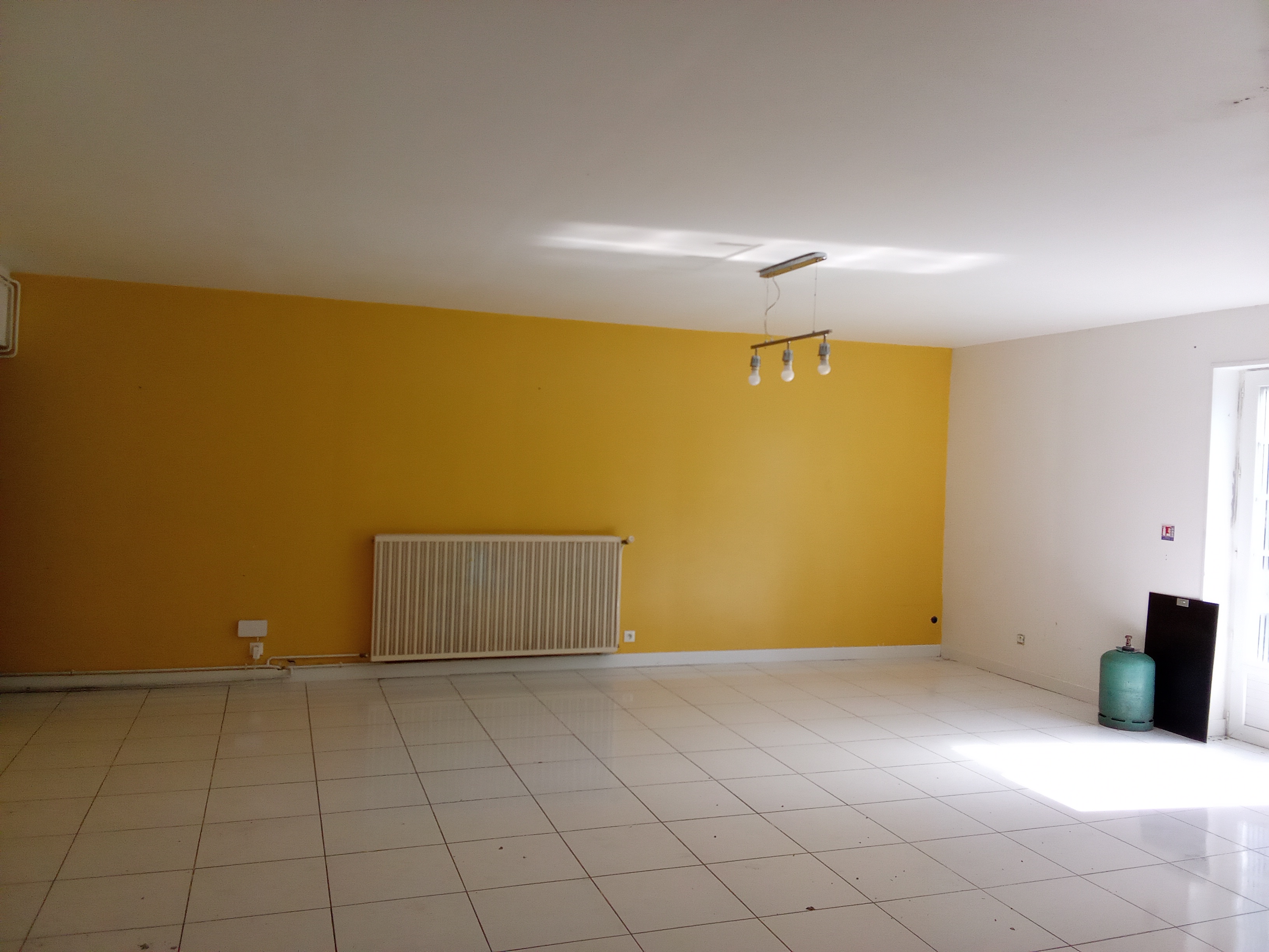 Le Luot, commune rurale de 301 habitants proche de Avranches, recherche personne motivée pour reprendre son commerce en location gérance : restaurant, bar (licence IV), potentiel pour développer d’autres services (dépôt de pain, épicerie …).
Le bien proposé est composé de :

Un local commercial : une partie bar ouvert sur une salle de restaurant (pour 30-40 couverts) agrémentée d’une belle cheminée en pierre avec insert, une seconde salle (pour 30-40 couverts également), une terrasse extérieure et un parking.
Cuisine totalement équipée, tables, chaises et vaisselle. Licence IV. 
Un logement (maison mitoyenne) composé de :
	Au sous-sol : garage, chaufferie.
	Au rez-de-chaussée : un salon-séjour, cuisine, cellier, W.C.
	À l’étage : trois chambres, salle de bains.
	Grenier au-dessus.
	Petit jardin d’agrément derrière le logement.

Clientèle locale à fidéliser, cuisine familiale et menus ouvriers à privilégier et à développer, avec un réel potentiel.
Compétences indispensables : vous devez avoir des diplômes dans le domaine de la restauration et/ou de sérieuses références et savoir tenir une comptabilité.
Si vous êtes d’un tempérament entreprenant, ouvert aux autres, disponible, avec un esprit rural et le sens de l’accueil, merci de nous adresser dans un premier temps votre candidature, en nous précisant de façon détaillée :
	Votre expérience et celle de votre conjoint(e) si vous souhaitez vous installer à deux
	Vos formations (scolaires et autres) 
	Pourquoi vous souhaitez vous installer chez nous, surtout si vous n’êtes pas dans notre secteur géographique
	Si vous avez déjà un projet pour l’établissement…
Aucune visite ne sera organisée sans ce minimum d’information.
Locaux disponibles de suite.