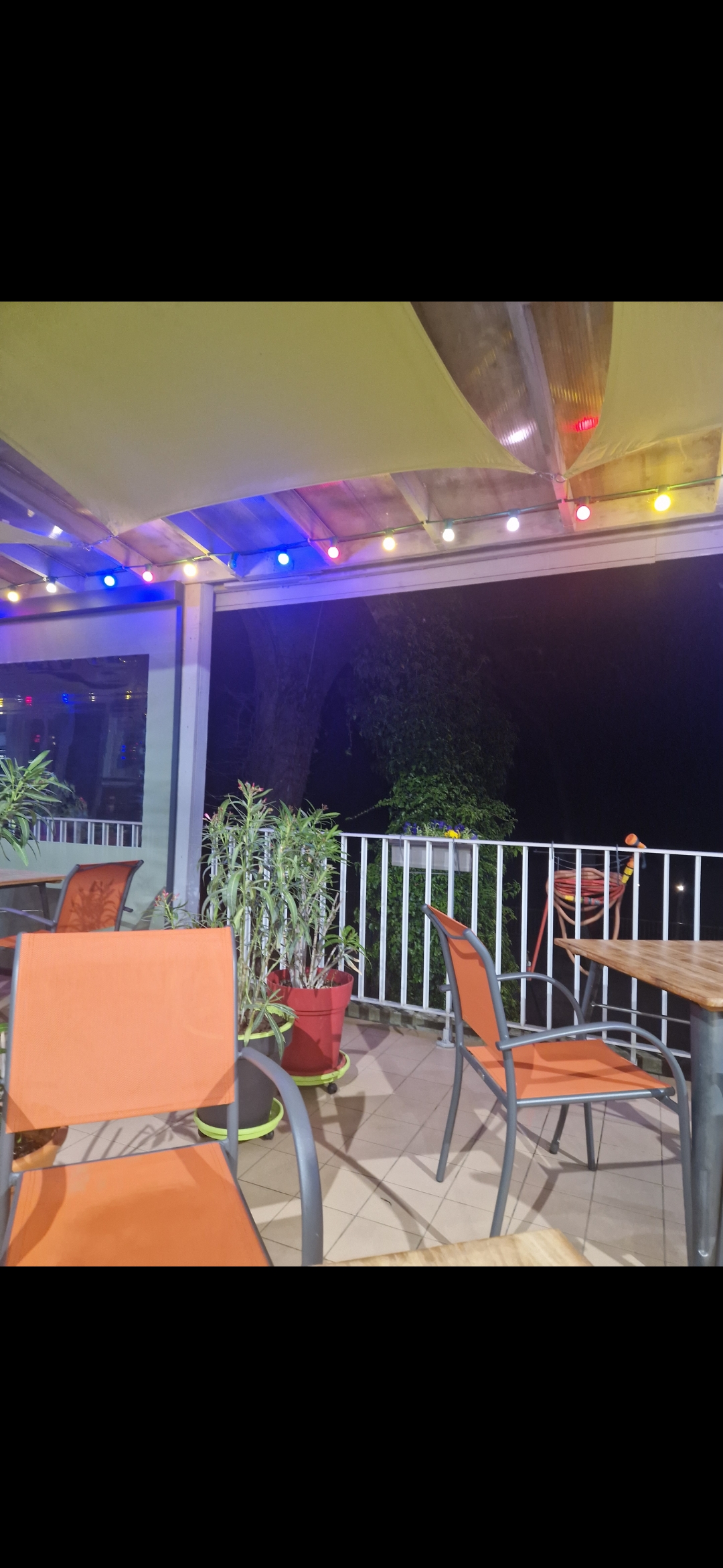 Idealement situe en bord de Saone sur la voie bleue

Un lieu rare au cadre exceptionnel,beneficiant d'un flux constant et croissant de clientele locale et touristique francaise et etrangere,fidele et de passage( cyclistes,promeneurs,famille,jeunesse des villages alentours,tourisme fluvial)

Concept unique dans la region

Ici on ne parle pas de restaurant traditionnel,mais d'un concept saisonnier rentable, exploite 6 mois seulement( mais avec possibilite d'extension sur l'annee), avec une clientele deja acquise...et 6 mois off pour profiter de la vie

Un lieu cle en main ou tout est aux normes(securite,hygiene,accessibilite) et ou la cuisine, la salle  et la terrasse sont entierement equipees; vous n'avez plus qu'a y mettre votre touche personnelle

Les atouts cles
- emplacement premium en bord d'eau - pas de concurrence
- rentabilite immediate car clientele locale + touristique existante et reguliere
- chiffre d'affaire realise sur 6 mois
- concept simple,convivial, avec actuellement des concerts les vendredis soirs et une qualite de vie rare en restauration
- ideal pour un couple,un professionnel de la restauration ou un entrepreneur souhaitant reprendre une activire cle en main, avec fort potentiel et contraintes maitrisees
- petir loyer: environ 8500€ annuel comprenant loyers, licence IV,taxe fonciere et redevance ordures menageres payable actuellement sur les 6 mois d'exploitation

Si vous avez un coup de coeur, n'hesitez pas a me contacter pour venir visiter ce petit joyau au coeur de la Bourgogne