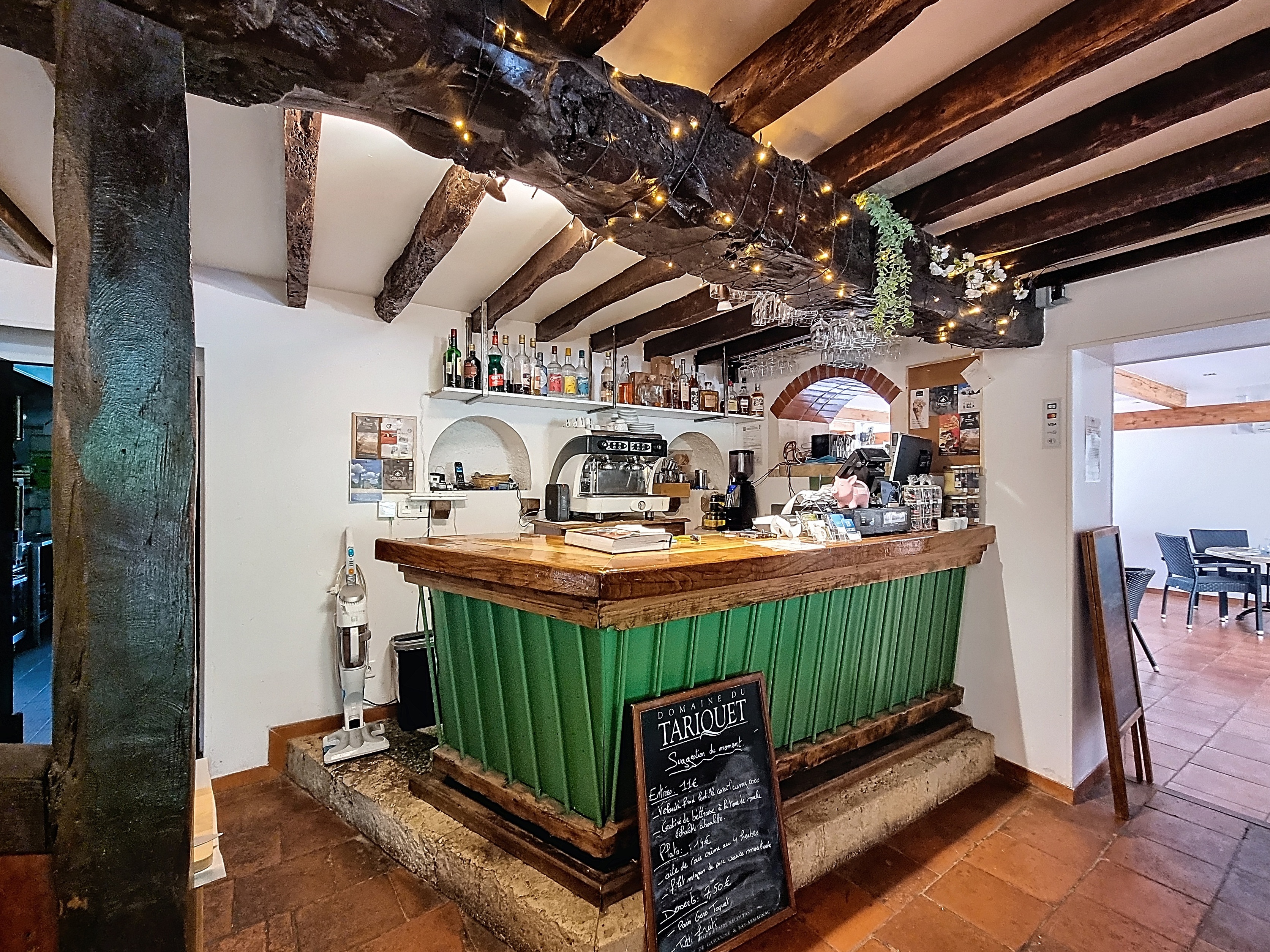 Restaurant Ô Canard Toquet d'Urdens à Vendre - Murs et Fonds de Commerce ! une institution culinaire connue, réputée et appréciée des gourmets et professionnels, idéalement situé au cœur du Gers (32), près de Fleurance (3,5 km). Ce bien d'exception inclut les murs et le fonds de commerce + 1 appartement T3, offrant une solution clé en main pour une reprise immédiate.

Implanté dans le charmant village d'Urdens, ce restaurant traditionnel modernisé jouit d'une activité continue depuis plus de 40 ans, preuve de sa pérennité et de son succès. Le Canard Toquet est une référence pour le bien-manger dans le Gers, proposant une cuisine savoureuse et authentique qui ravit une clientèle fidèle tout au long de l'année.
Le restaurant bénéficie d'un excellent chiffre d'affaires et d'un excédent brut d'exploitation de bon niveau, attestant de sa rentabilité. Sa clientèle est diversifiée : une clientèle d'affaires fidèle le midi, une clientèle locale le soir et une importante clientèle touristique durant la saison, attirée par le charme du Gers, sa gastronomie et son art de vivre.

Atouts et Équipements de Qualité Supérieure
Ce restaurant en vente est un outil de travail directement opérationnel et aux normes, sans aucun travaux à prévoir. Il se compose de :
Une cuisine professionnelle récente entièrement équipée (four professionnel, refroidisseur, saladette, mise sous vide, lave-vaisselle professionnel, chambres froides...), garantissant une production efficace et conforme.
Une salle de restaurant chaleureuse de 35 couverts aménagée dans une ancienne étable, avec une cheminée fonctionnelle pour des dîners intimistes ou repas d'affaires.
Un comptoir-bar accueillant.
Une salle de réception supplémentaire de 50 couverts, idéale pour les événements privés ou professionnels.
Deux terrasses totalisant 50 couverts, parfaites pour profiter des douces soirées du Gers.
Deux WC dont un accessible PMR.
Licence 3 en cours de validité.

Logement de Fonction et Potentiel Locatif
Le local commercial est vendu avec son logement de fonction attenant (Type 3 de 70 m²). Cet appartement rénové avec 2 chambres, traversant, climatisé et en double vitrage, est habitable immédiatement sans aucun travaux. Il offre de multiples possibilités :
Logement du propriétaire repreneur.
Logement pour un salarié, facilitant le recrutement.
Opportunité de revenus locatifs supplémentaires.

Environnement et Commodités
Situé dans un secteur sans concurrent direct notable à moins de 5 km pour la restauration du soir, le restaurant jouit d'une position privilégiée.
Raccordé au tout à l'égout, climatisé, propre et fonctionnel.
Parking facile et spacieux (20 places) pour la clientèle.
Proximité de Fleurance, ville dynamique du Gers, offrant accès aux services et facilités.

Accompagnement et Informations
La chef et propriétaire actuelle propose un accompagnement à la reprise, assurant une transition en douceur et la pérennité de l'activité.
Mots-clés pour vos recherches : vente restaurant Gers, fonds de commerce restaurant 32, restaurant murs et fonds à vendre, cession PME Gers, affaire à reprendre Gers, restaurant à vendre Fleurance, commerce à vendre Urdens, opportunité restaurant Sud-Ouest, investissement immobilier commercial Gers, bien vivre Gers, gastronomie Gascogne, restaurant traditionnel à vendre, hôtellerie-restauration Gers, commerce à céder Gers, vente PME restauration, restaurant rentable Gers, affaires Gers, immobilier commercial 32, entreprise à vendre Gers, Urdens, Fleurance.

Dossier complet (bilans, résultats, diagnostics) disponible sur demande pour les acquéreurs sérieux. Contactez-nous sans tarder pour visiter cette affaire exceptionnelle et concrétiser votre projet au cœur du Gers !
Cette annonce référence 302328 vous est présentée par votre agent commercial BSK Immobilier CHRISTOPHE LAMAZERE (EI) immatriculé au RSAC de AUCH (32000) sous le numéro 84952316200089.

Prix du bien : 279 000,00 €
Prix du bien hors honoraires : 270 630,00 €
Honoraires TTC : 3,09 %
Les honoraires d'agence sont à la charge de l'acquéreur.