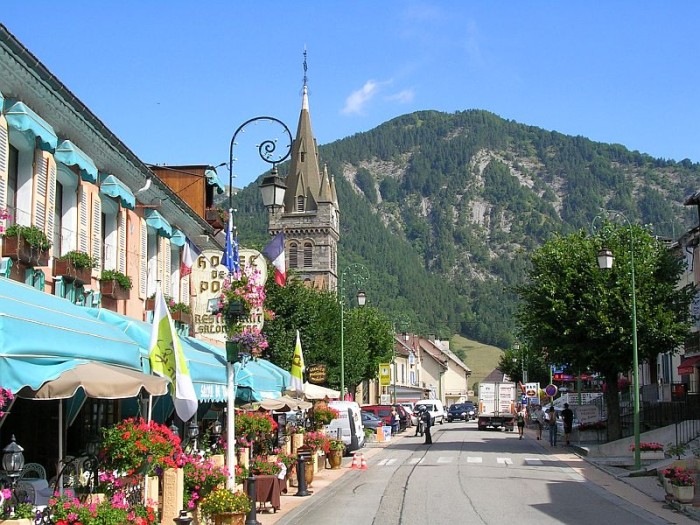 ‼️  DROIT AU BAIL 3/6/9 À CÉDER CAUSE RETRAITE DANS JOLI VILLAGE DE MONTAGNE SUR LA ROUTE NAPOLÉON ‼️

Corps est une petite bourgade touristique située sur la route Napoléon entre Gap et Grenoble, à 3 km du lac du Sautet, 14 km de ND-de-la-Salette, au pied du Massif des Écrins et proche du Valgaudemar. Vous y trouvez toutes les commodités : école, maison médicale, pharmacie, garage, station service, commerces, etc.

1️⃣ Nous cédons un droit au bail pour un local commercial d'une superficie de 48 m2 + cave de 30 m2 avec accès direct par la rue pour les livraisons. Cuisine, cabinet de toilettes et petite terrasse. Il se situe en face d'un grand parking qui se transforme en place du marché le jeudi matin.

😍 Prix : 24 000 €.

2️⃣ Et si vous préférez, nous proposons également de reprendre le fonds de commerce de l'activité de restauration existante (qui marche très bien) avec sa clientèle, le mobilier et la cuisine équipée. Bilans comptables sains et bénéficiaires. Idéal pour un couple ou deux associés. Pas de salariés à reprendre. Ouvrez les portes et commencez dès demain !

😍 😍 Prix très attractif  : 45 000 €

Le bail 3/6/9 court jusqu'en 2030, avec loyer et taxe foncière modérés.
À VOS PROJETS !