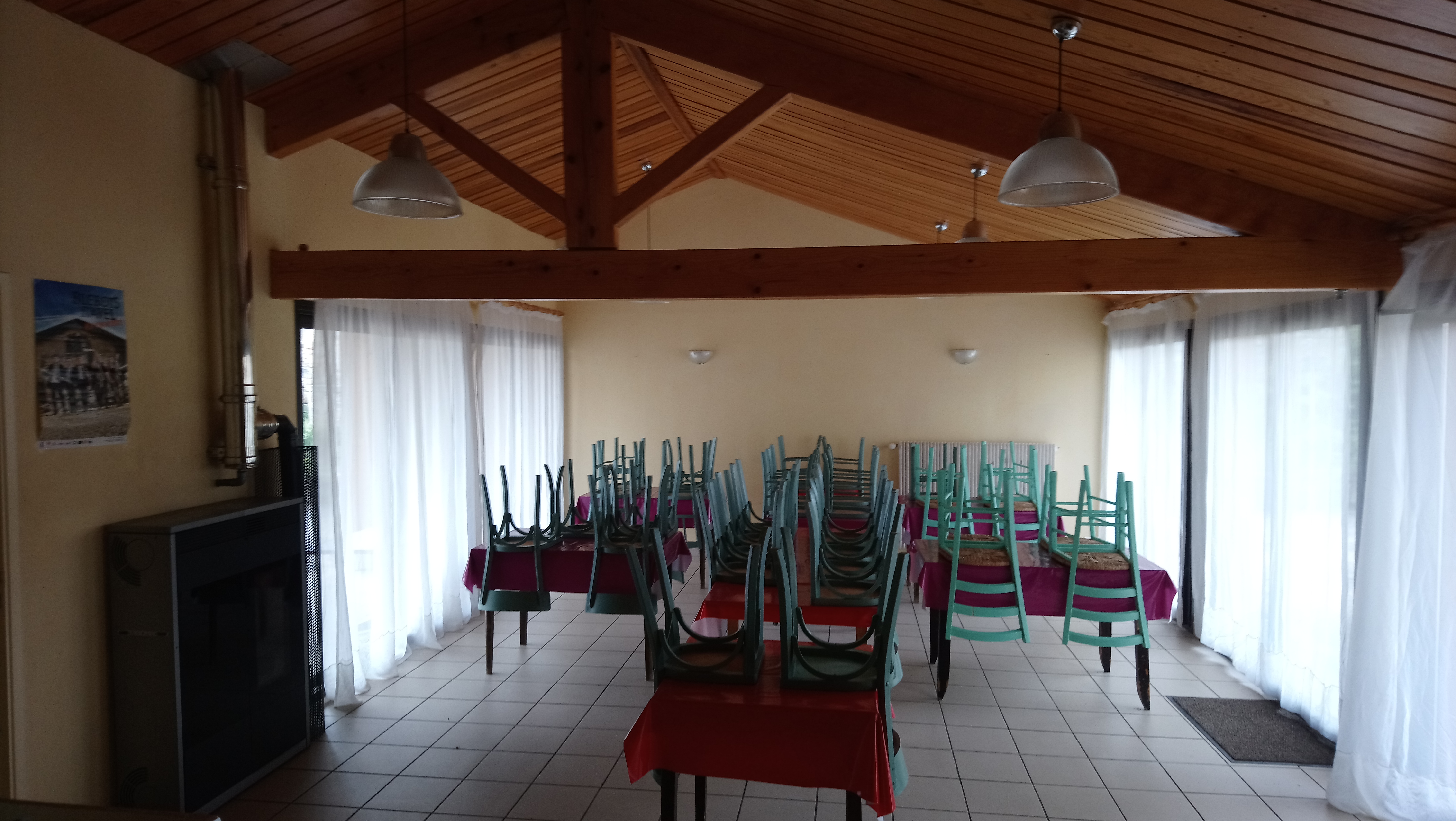La Communauté de communes Ambert Livradois Forez propose la reprise de gérance d'un commerce de proximité situé sur la commune de Bertignat (471 habitants - www.bertignat.com). Ce village bénéficie d'un cadre de vie remarquable au sein d'un territoire réputé pour ses activités de pleine nature.

Cette commune dynamique le prouve par la présence de nombreuses associations, d'une caserne de pompier, d'une agence postale, d’une bibliothèque, d'une école allant de la maternelle au primaire, d'un service de ramassage scolaire pour collège et lycée. Bertignat n'attend plus que vous pour la reprise de son multiple rural !

Venez faire vivre ce lieu de convivialité au cœur du village, à 15 min d'Ambert, 1 heure de Clermont-Ferrand, où chacun puisse se retrouver pour passer un agréable moment autour d'un verre ou d'un repas.

Les locaux professionnels sont constitués d'un ancien fournil de boulangerie de 60m², d'un espace de stockage de 10m², d'une cuisine de 22m² et d'un grand garage de 65m². La partie destinée à l'accueil du public est composée d'une partie épicerie boulangerie de 30m², d'une salle de bar de 30m² elle aussi ainsi que d'une salle de restauration de 50m². Ce commerce en activité depuis plus de 18 ans possède une réelle capacité de développement, notamment sur la partie restauration.

Ce commerce dispose également d'un logement de 80m² au 1er étage composé de 3 chambres, salle de bain, salon et coin cuisine. Jardin et garage attenant. L’ensemble bénéficie d'un loyer modeste de 600€ HT par mois.

Les offres de reprise sont à envoyer par courrier à : Monsieur le Président, Communauté de communes Ambert Livradois Forez, 15 Avenue du 11 novembre 63600 AMBERT ou par mail à chloe.seve@ambertlivradoisforez.fr 

Le début de l’activité est envisagé en août/septembre au plus tôt.

Les candidatures devront comporter :
- un CV du/des repreneur(s) indiquant vos diplômes et votre/vos expériences
- une lettre d'intention précisant vos motivations, vos perspectives pour développer l'activité
- votre apport personnel pour disposer d'une trésorerie de départ
tout autre élément qui vous paraitrait judicieux pour valoriser votre candidature

Pour tout renseignement complémentaire, vous pouvez contacter :
- Chloé SÈVE, service attractivité territoriale à la Communauté de communes
Tel : 07.86.54.20.24 ou chloe.seve@ambertlivradoisforez.fr
- Jacques POUGET, maire de Bertignat
Tel : 04.73.82.06.19 ou bertignat.mairie@orange.fr

En zone de revitalisation rurale (ZFRR), toute reprise de commerce bénéficie d’une exonération fiscale totale durant 5 ans, puis dégressive dans les années suivantes. Il est possible d’être accompagné techniquement et/ou financièrement par le Réseau Initiative, France Active, le Parc Livradois Forez, la CMA, la CCI ou la BGE. Il existe également une aide destinée aux petites entreprises du commerce, à l’artisanat et aux services avec points de vente, en co-financement entre la Communauté de communes Ambert-Livradois-Forez et la Région Auvergne Rhône-Alpes.