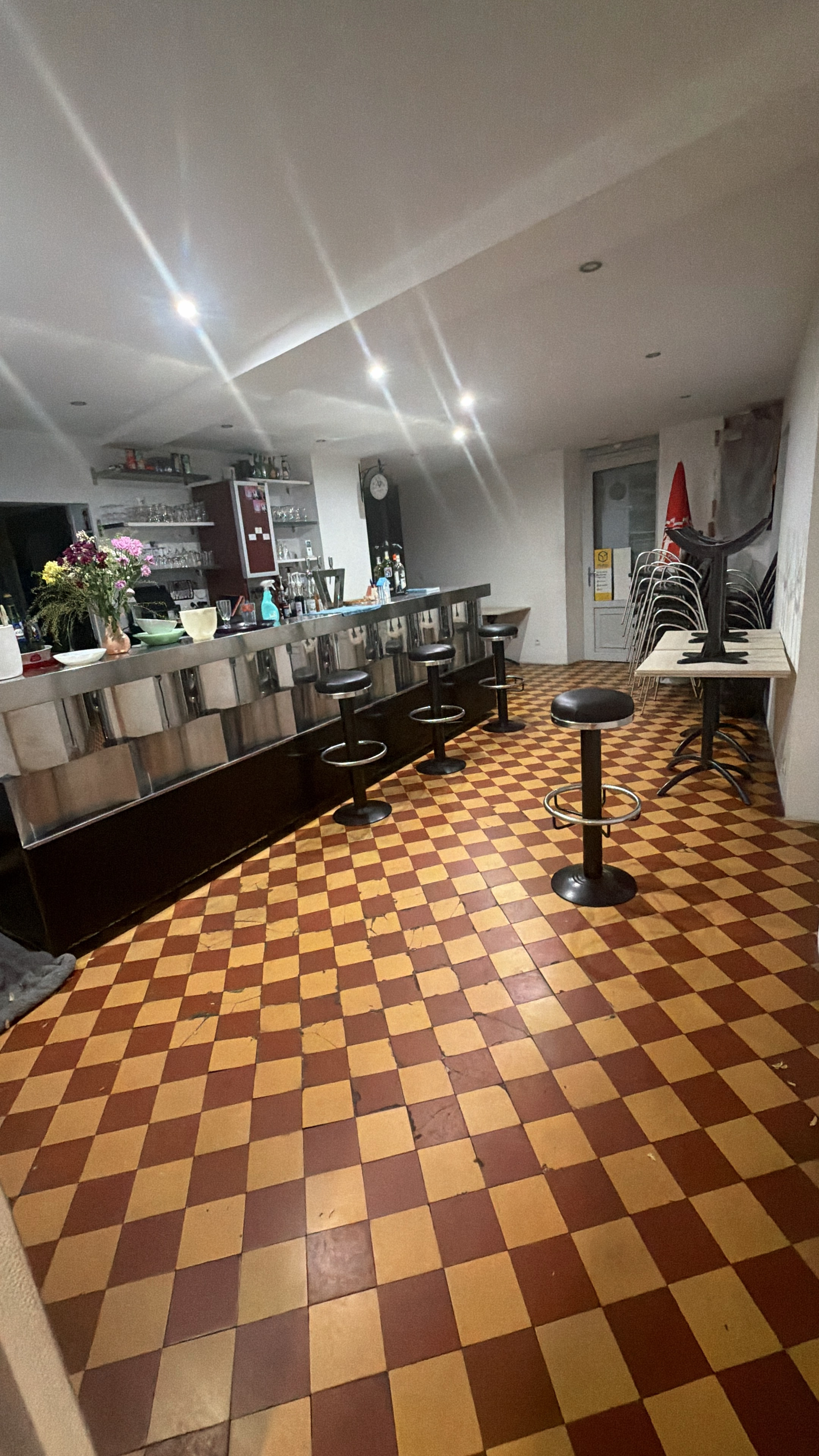 À vendre – Fonds de commerce Bar-Restaurant avec Licence IV – Murs en option – Saint-Pierre-le-Moûtier (58240)

Situé sur la place de l’Église à Saint-Pierre-le-Moûtier, ce bar-restaurant bénéficie d’un emplacement central et d’un fort potentiel de développement.

Le fonds de commerce – 63 000 €

Le fonds est vendu avec l’ensemble du matériel de bar et de restauration, permettant une reprise immédiate de l’activité.

Aucun contrat brasseur, vous restez libre de choisir vos fournisseurs.

Licence IV : 2 000 €

Le commerce

Bar de 24 places assises
Salle de restaurant de 30 places assises
Terrasse de 30 places
Cuisine professionnelle équipée
Réserve
Espace de stockage
Toilettes PMR

Travaux réalisés

Salle de restaurant et sanitaires rénovés en 2015
Chaudière gaz installée en 2015
Toiture 2015
Chauffage au gaz et électrique
Côté bar, seul le revêtement de sol reste à moderniser

Appartement de fonction rénové en 2022– Environ 120 m²

Au-dessus du commerce :

Cuisine aménagée (2023)
Grand salon
2 chambres avec possibilité d’en créer une 3ᵉ
grenier aménageable 
Salle d’eau
WC séparés
Palier
Chauffage au gaz

Murs commerciaux

Deux possibilités :

Achat des murs : 150 000 €
Ou location : 1 550 € TTC/mois pour les murs commerciaux + 400 € TTC/mois pour le logement si meublé 600€

Une belle opportunité pour un couple ou un professionnel souhaitant exploiter un établissement avec logement sur place.

Renseignements, bilan et chiffres d’affaires donnés à notre rdv, photos complémentaires et visites sur demande.