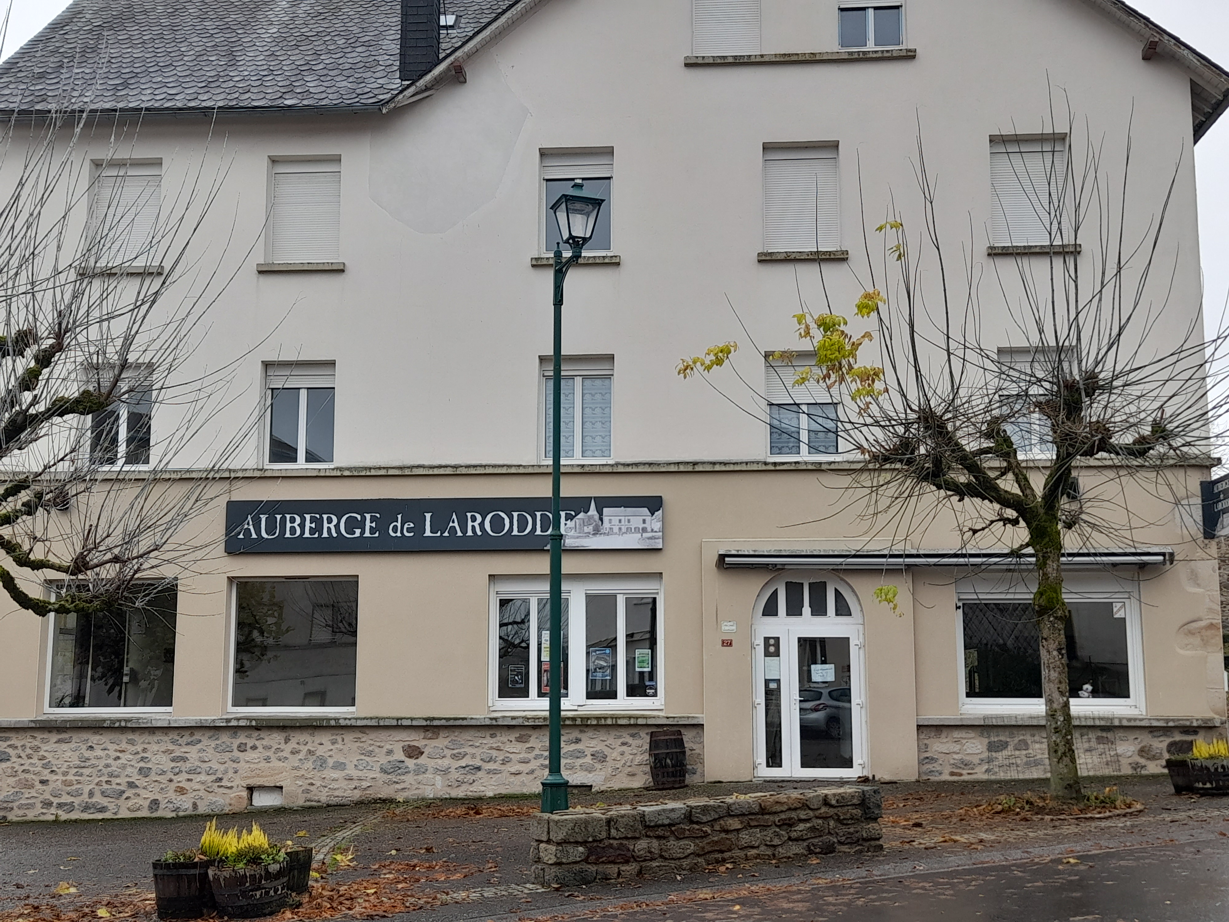 La commune de Larodde (63) cherche un CUISINIER pour gérer et tenir son auberge, bar, restaurant à compter du 1er mai 2025.
Logement sur place à l'étage.

Le local comprend au rez-de-chaussée : une entrée, une salle de bar, une salle à manger, une cuisine équipée, un wc, une cave.
A l’arrière-boutique : une chaufferie, la plonge, une cave, un garage-dépôt.

Logement de l'exploitant : Il est composé d’un accès par escalier, un couloir de 6.70 m², un séjour de 12 m², une chambre de 17 m², 2 chambres de 10.80 m², une salle de bain de 6.70 m² comprenant douche et lavabo, un WC de 2.50 m².

Bail commercial : 200€/mois
Logement du 1er étage : 350€/mois

Envoyer candidatures à la Mairie de Larodde - Le Bourg - 63690 LARODDE ou mairie.larodde@gmail.com