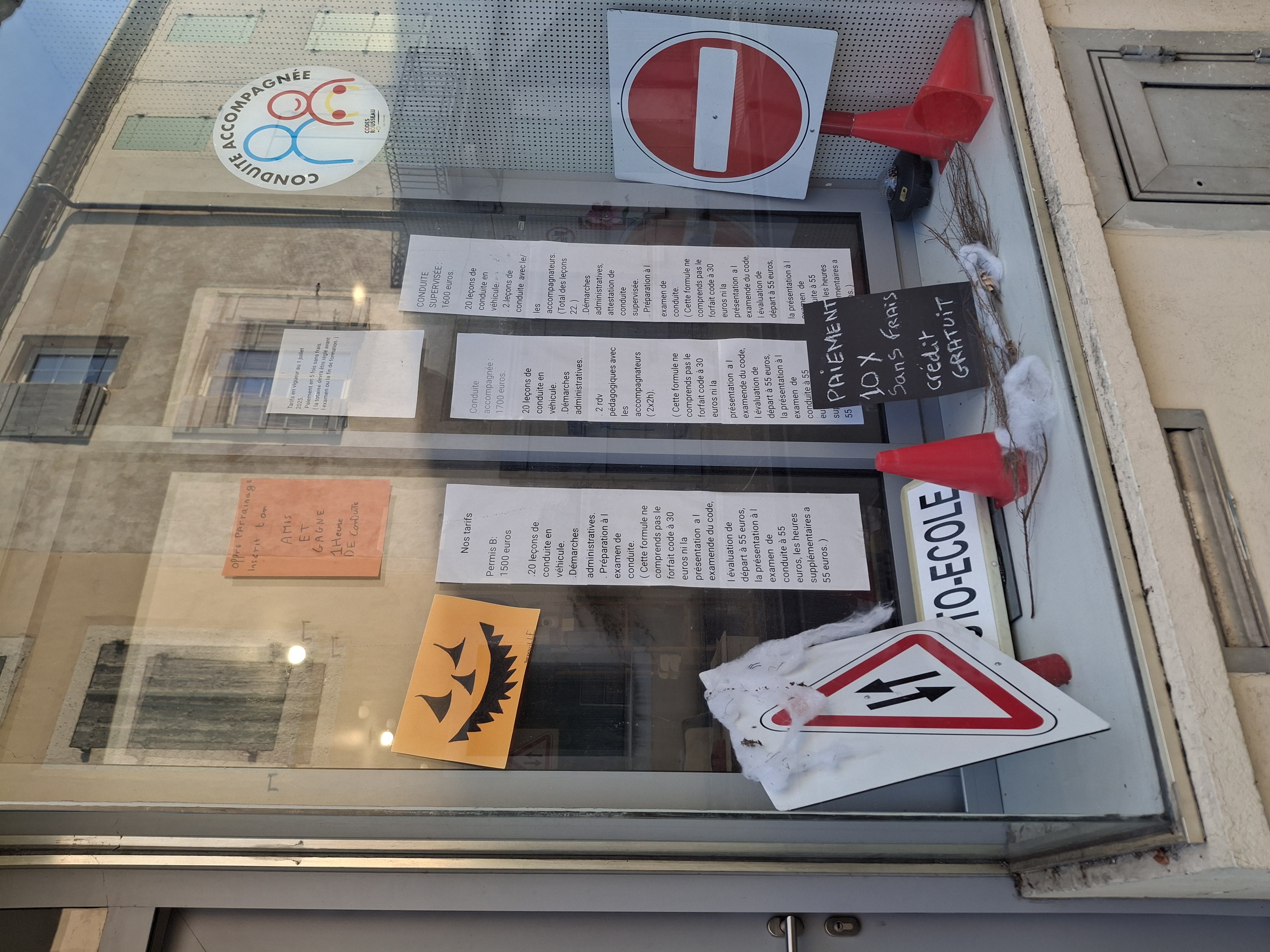 Auto-école,  dans un village en développement,  au centre ville.  Plus de 80 élèves actifs,  pas de concurrence immédiate. 
Permis B,  tout a développer...
