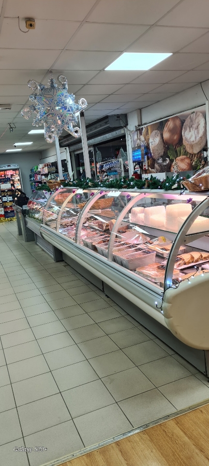 Magasin alimentaire sous enseigne situé dans un village touristique et actif à l'année. Bonne situation géographique, proche de Saint girons et la station de ski guzet neige. 
C'est un fond de commerce attratif pour toutes personnes désirant créer une première entreprise  ou pour un couple de professionnels capables de diriger une affaire. 
Très bon cadre de vie ,dans un environnement convivial .
Le magasin dispose d'une surface de vente de 250m2 avec des rayonnages remplis et variés. 
Bel assortiment de fromages locaux. 
Un rayon boucherie-charcuterie, produits locaux ...
Vous y trouverez un meuble fruits et légumes, des étagères pour l'épicerie, deux chambres froides,une vitrine réfrigérée boucherie-charcuterie ,une vitrine réfrigérée fromages ,une vitrine produits frais et armoires négatives. 
A l'arrière du magasin, se trouve un coin bureau ,une petite cuisine et un WC. 
Le magasin possède un grand parking partagé avec une pharmacie ,un bar restaurant, un salon de toilettage canin .
Clientèle assurée et fidèle, qui s'accroît pendant la saison estivale .

Pour plus de renseignements, concernant ce bien , veuillez contacter le 06-98-83-04-17.
Nous vendons notre magasin pour cause rapprochement familiale. 
De plus ,une maison d'habitation située dans un endroit très calme, en pleine nature avec vue sur les montagnes est à vendre également. Ce bien est situé à 25 mn du magasin. 

Informations financières :

Chiffre d'affaires : 400 000 euros