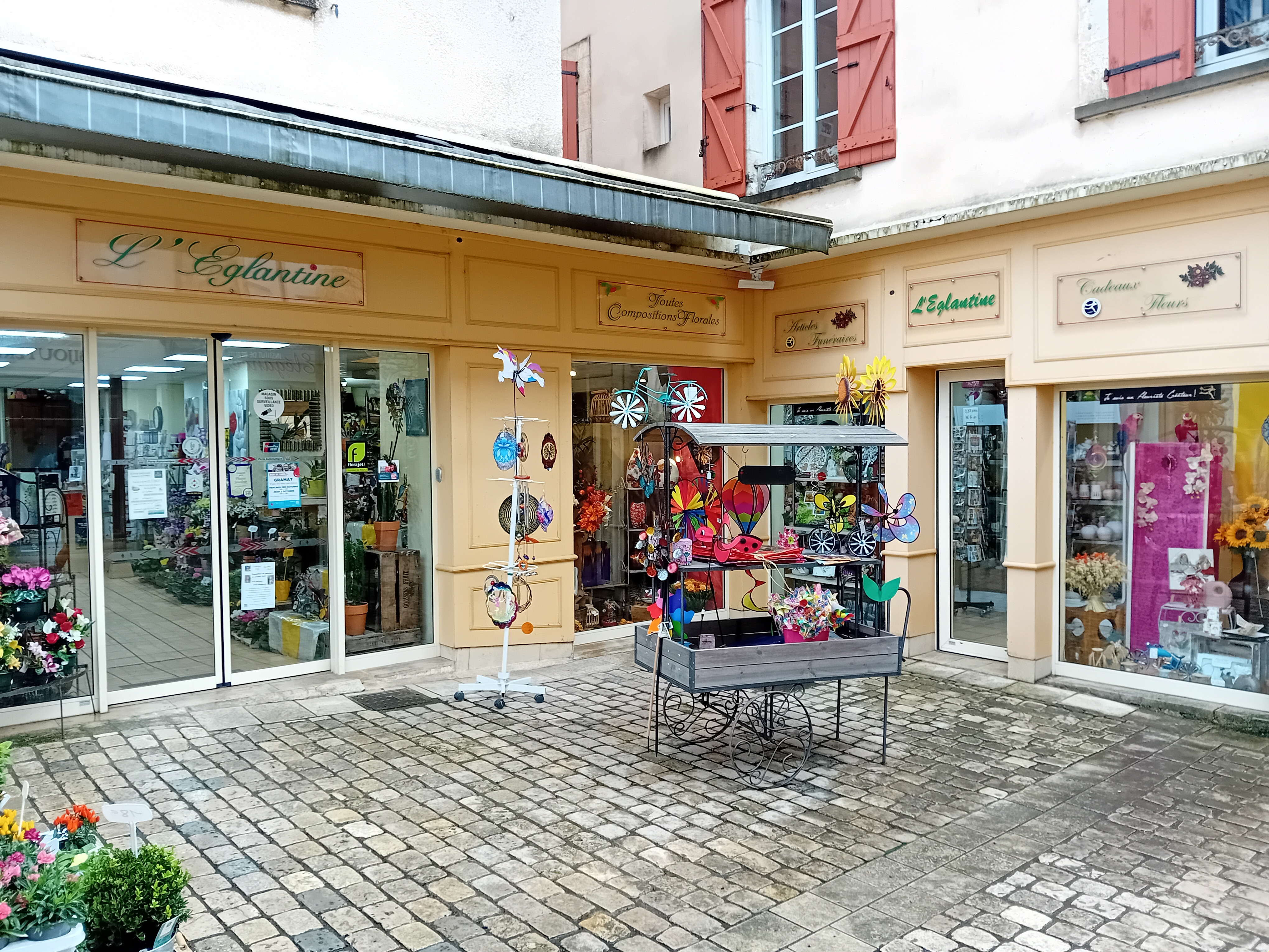 A vendre fond de commerce fleuriste/cadeaux/ articles funéraires dans ville de 3500 habitants , surface de vente de 120 m2 avec possibilité étalage extérieur dans une rue piétonne.