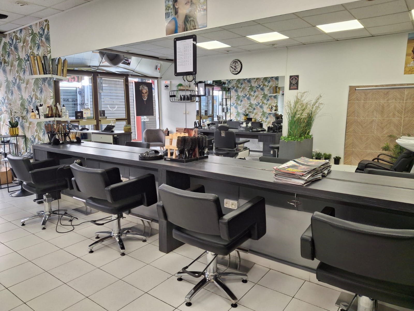 A vendre GRAU D'AGDE station balnéaire fond de commerce salon de coiffure mixte d'une superficie de 37 m2 .
Clés en mains idéalement situé sur un axe fréquenté .
Clientèle fidèle à l'année .
Aucun travaux à prévoir .
Entièrement équipé (6 postes de coiffage, 2 bacs, lave linge, sèche linge, climatisation)
Parking gratuit à proximité .
Loyer de 1000 €
CA  de 06/2024 au 06/2025 105 771 € HT
Cause de la vente : retraite
Reprise d'une employée possible qui est présente depuis 8 ans avec BP
