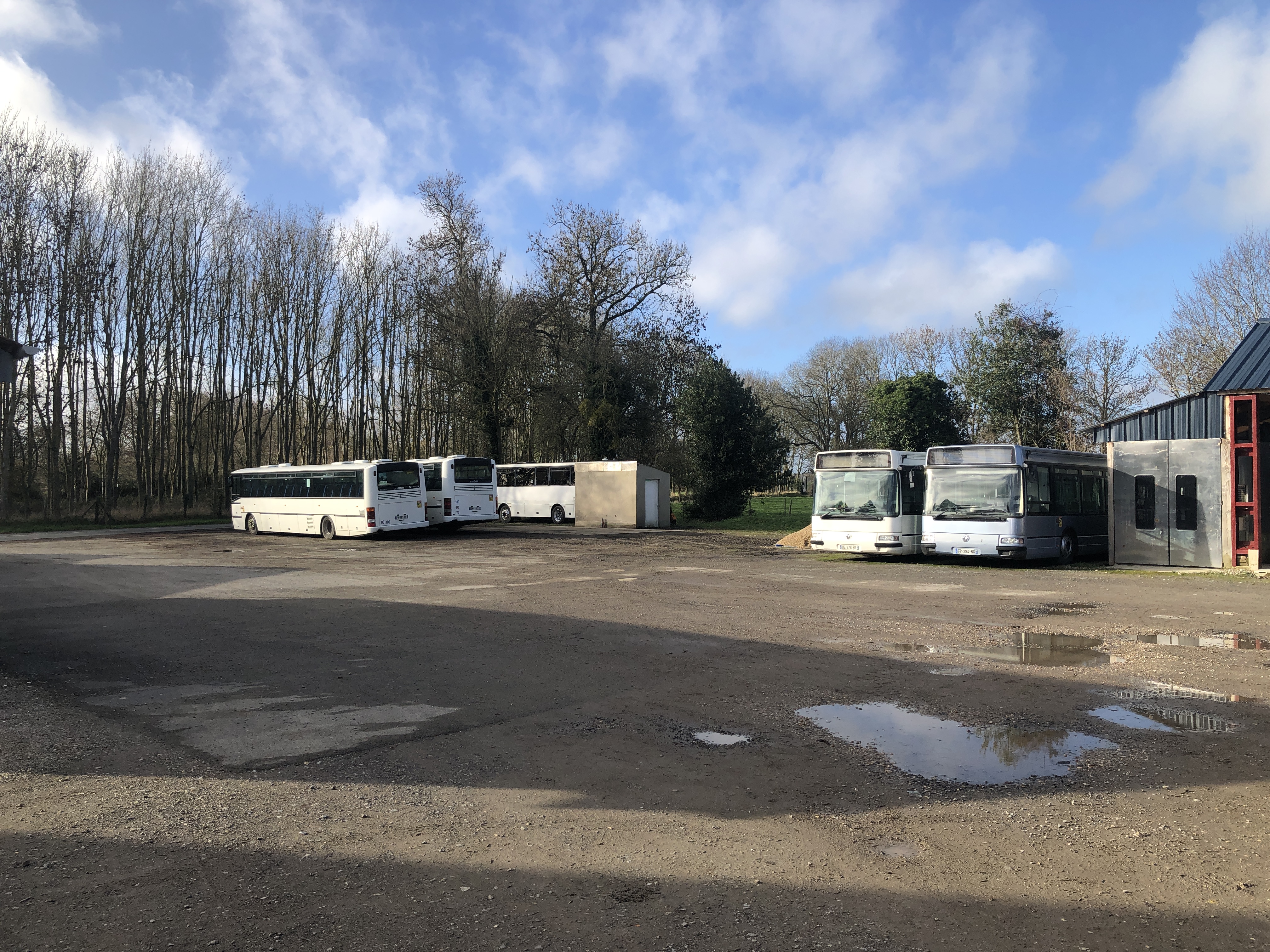 Vends  fonds de commerce  societé crée depuis 2010  chiffre d affaire a faire evoluer (1000 000€)  achats et ventes de poids lourds , utilitaires et autocars , reparations de tous vehicules , locations de véhicules sans chauffeurs , transport de nos propres vehicules par porte chart ,  terrain et batiments en location (possibilité d achat)  .
PRIX DE VENTE 320000€  A DISCUTER