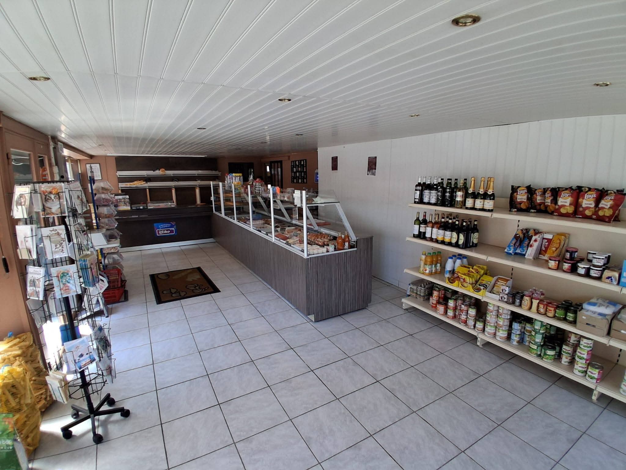 C'est l'heure de la retraite pour notre boulangerie ! 🥖
Après 23 magnifiques années passées à vos côtés, notre boulangerie-pâtisserie-épicerie fermera ses portes fin décembre pour un départ à la retraite bien mérité.

C'est donc une belle opportunité de reprise qui s'offre à un futur acquéreur ! Le commerce fait également point presse, jeux et journaux. 📰🥐

💶 Prix de vente total : 250 000 €
(150 000 € pour les murs + 100 000 € pour le fonds de commerce).

Si vous êtes intéressé(e) ou si vous connaissez quelqu'un qui souhaite se lancer, n'hésitez pas à partager !

Pour plus d'informations, contactez directement la boulangerie 0328270719 ou la Mairie au 0328270717