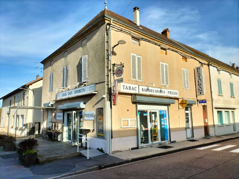 Melay est une commune de près de 1 000 habitants située dans le sud du département de Saône-et-Loire (proximité de Marcigny) et à 25 km au nord de Roanne.
C’est un village dynamique avec une vie associative très attractive. Il dispose d’une supérette, d’un salon de coiffure, d’un marché hebdomadaire, d’une Maison France Services, de plusieurs hébergements : gîtes de groupe, chambres d’hôtes, d’une belle halte nautique très fréquentée (plaisanciers et camping caristes), d’une école et d’une micro-crèche.
La commune a acquis le fonds de commerce de bar-tabac-presse-FDJ-restaurant suite à sa récente fermeture (liquidation judiciaire) afin de préserver cette activité essentielle à la vie du village. Elle souhaite mettre à disposition ce fonds dans le cadre d’une location-gérance.