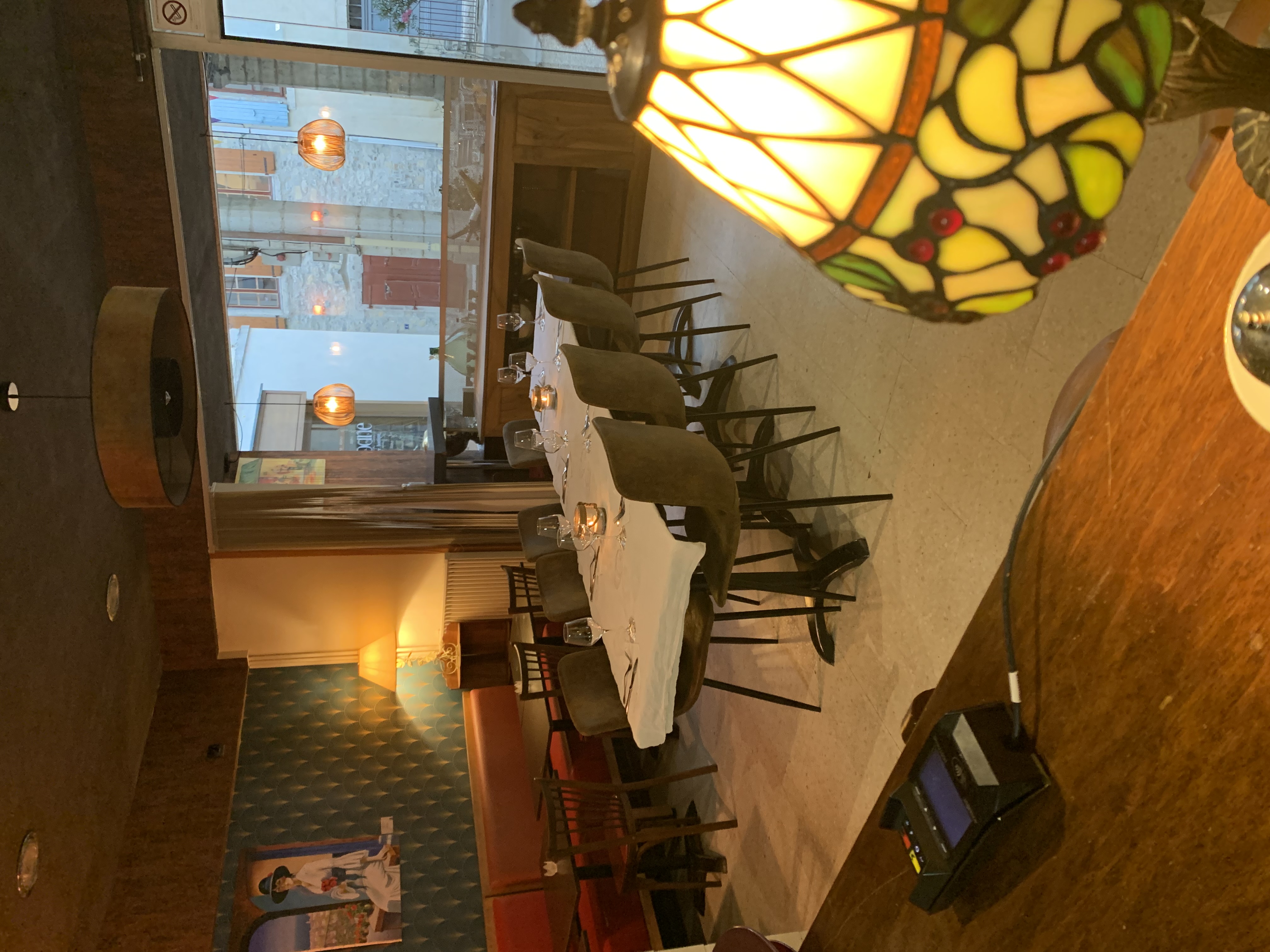 Maison de ville (environ 100m2) T4 sur 3 niveaux et indépendamment
au rdc un commerce en activité (environ
75m2).
Idéalement situé en plein cœur de ville avec belle terrasse sur place publique.
Centre ville récemment rénové.
Travail à l'année.
Actuellement cave/resto au commerce &
B'nb au dernier étage.
Bel ensemble à optimiser
Idéal nouveau départ
Vente après saison 2025.
Contact - photo et visites sur demande
A bientôt