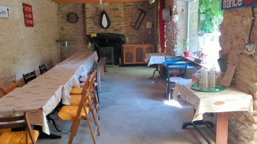 opportunité rare en cœur de village

reprise du fonds (90 k€) + acquisition des murs (150K€)

Description:

Vente d’un fonds de commerce polyvalent actuellement exploité en bar – tabac – presse – dépôt de pain avec activité pizza à emporter très rentable (CA pizza ≈ 50 k€ / an sur les soirées vendredi/samedi).

L’établissement comprend un comptoir tabac, un bar (120 m²) une cuisine et 2 réserves, une terrasse intérieure ( patio) + une bâtisse annexe exploitable pour l’organisation de repas de groupe, séminaires ou soirées privées — un vrai atout différenciant pour développer l’événementiel et la restauration sur place.
Un appartement de 180 m2 au-dessus du commerce ( 5 chambres et pièce de vie de 80 m2 ) 
Aucun travaux à prévoir

Fermé : dimanche et lundi

Locaux en bon état, cuisine équipée pour pizza à emporter. Possibilité immédiate d’agrandir l’offre : restauration sur place, soirées à thème, traiteur pour groupes (40 personnes) .

Emplacement central dans le bourg — clientèle locale fidèle + passage touristique estival.

Opportunités de développement:

* organisation de soirées à thème

* repas pour randonneurs et groupes (parcours autour des Monts d’Arrée).

L'établissement se situe dans un petit bourg des Monts d’Arrée, riche en patrimoine et attractif pour les randonneurs / touristes (parc naturel régional d’Armorique). Le bourg dispose d’une vie locale active. L'établissement et la crêperie du bourg sont les 2 uniques commerces.
  
A VISITER ABSOLUMENT
Me contacter
merci