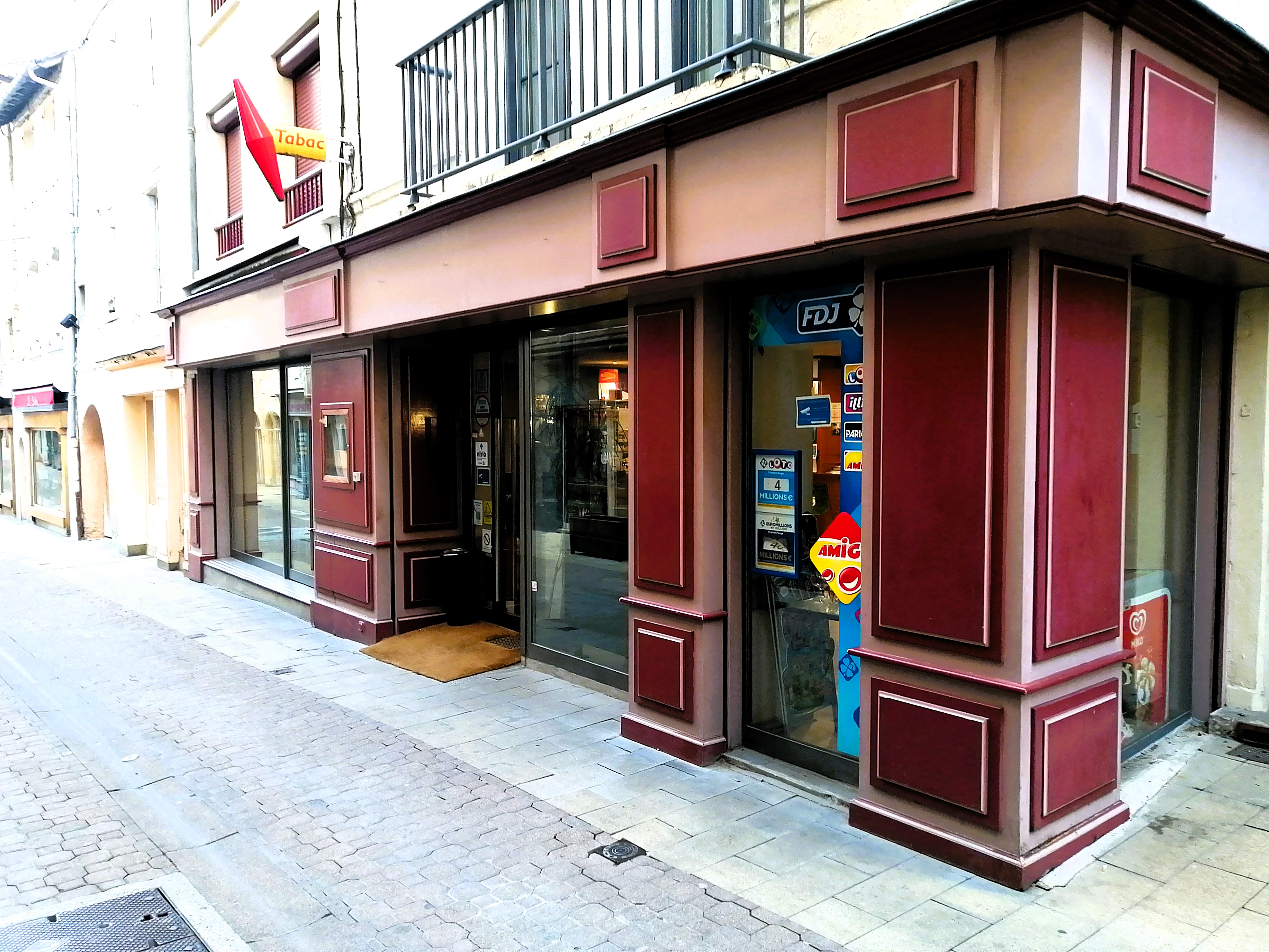 A reprendre, activité de bar-tabac- loto FDJ -brasserie située au cœur de la rue commerçante d’un bourg centre de 5000 habitants, proche de l’A75, à 1h30 de Montpellier et 2h de Clermont-Ferrand.

Locaux entièrement rénovés en 2008. Salle de restaurant commune à la salle de bar, capacité d’accueil de 40 personnes avec terrasse dans la rue marchande (capacité : 30 personnes). Licence IV.

Clientèle locale fidélisée. Équipe de 2 salariés (un cuisinier et un salarié polyvalent).

Entreprise conseillée pour un couple ou associés issus du métier.

Accompagnement possible par le cédant.
