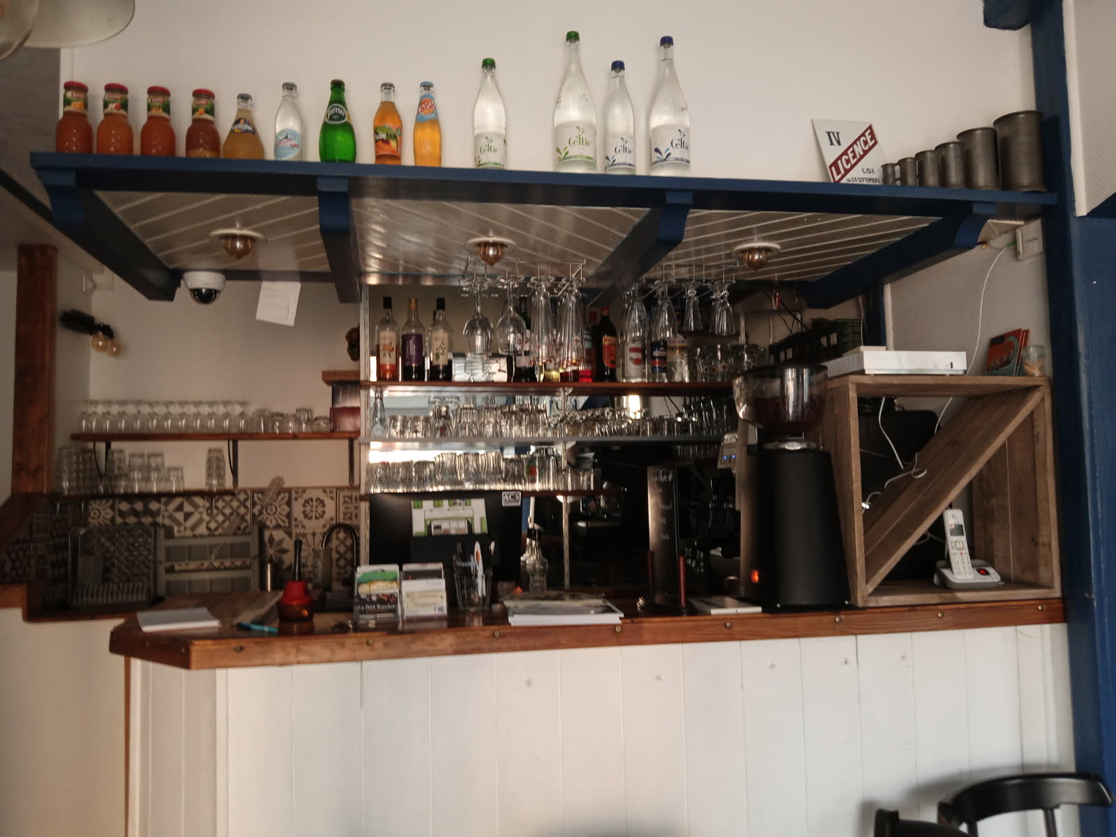 Urgent
Vend restaurant traditionnel pour raison de santé
28 couverts intérieurs et une terrasse de 40 couverts l'été avec vue sur l'ancienne halles aux poissons à Marans. La terrasse est close. l'un des plus beau site en bordure de rivière.
Affaire qui à un gros potentiel de développement.
Restaurant aux normes, contrôle électricité, beaucoup d'investissement fait.
Extracteur neuf 
Plancha 1 ans
3 plaques inductions
Four mixte 6 niveaux
Environ 30000 euros de matériel, terrasse incluse.
Pas de contrat avec les brasseurs.
Droit de terrasse avec la commune 19 euros le m2 par mois terrasse entouré de 60 m2
Site touristique du marais poitevin sur le tracé des pistes cyclables ( la Francette et la Vélodyssée). Située à 25 km à 25 km de la côte atlantique.
L’établissement était fermé 2.5 jours par semaine l'été, 3.5 l'hiver et 8 semaines de congé annuelle.
Le restaurant est opérationnel, sans reprise de personnel.
Petit loyer de 695,00
Il reste presque 7 ans de bail.
le prix est sacrifié
Pour tous renseignement  me contacter par mail
Les curieux s'abstenir.
D'autre photos sont disponible.
