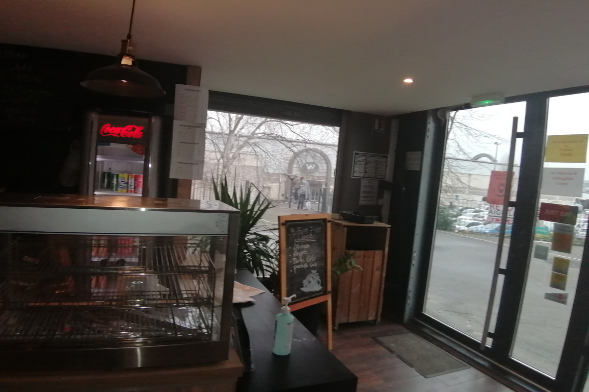 Traiteur asiatique
Surface 88m2 
35 couverts
20 couverts en terrasse
Loyer 980 ttc
Près centre commerciale auchan v2