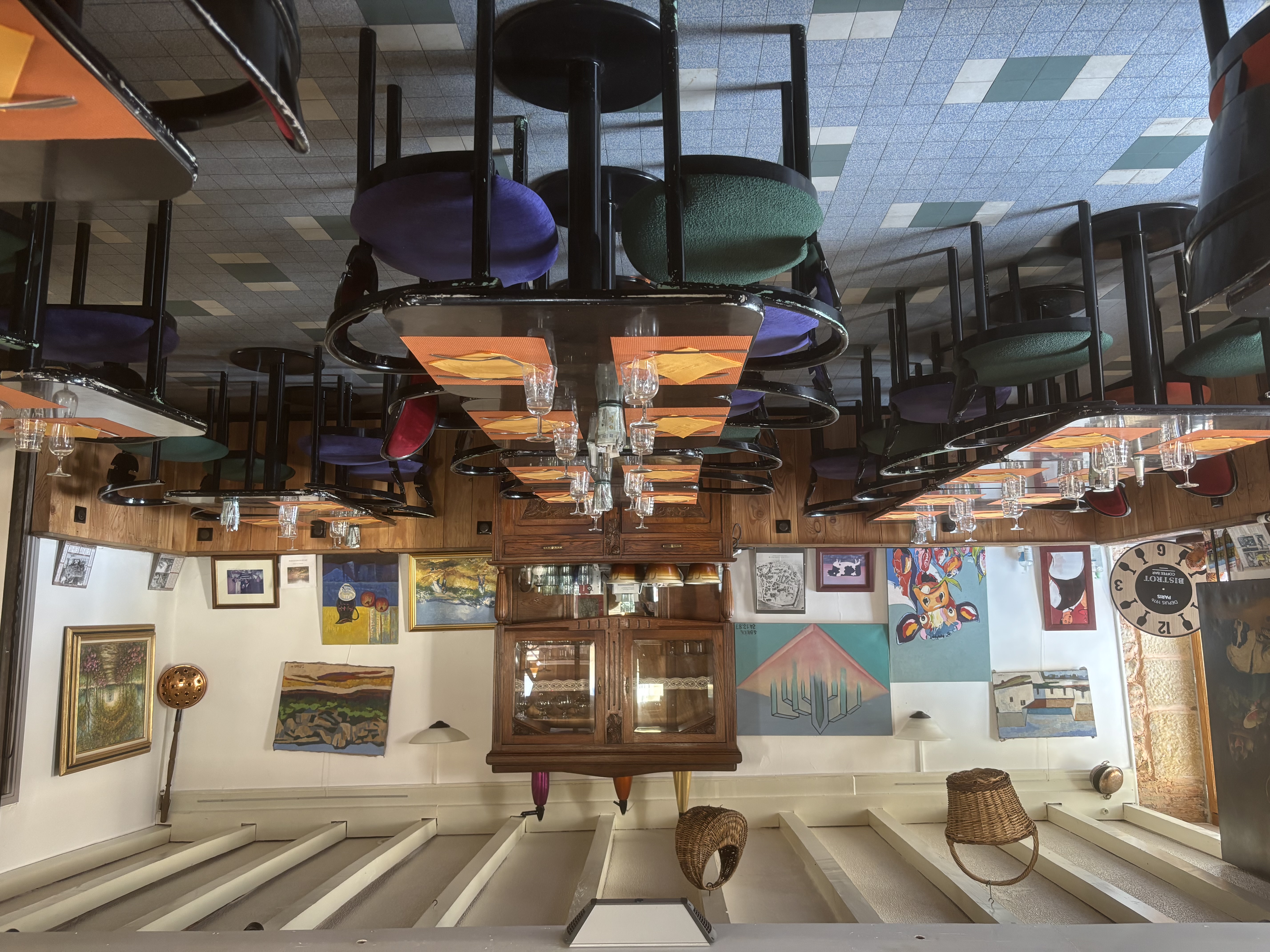 58170 - Chiddes -  400 M² - OPPORTUNITÉ À SAISIR ! Fond de commerce + murs en parfait état au cœur du parc naturel régional du Morvan.

Restaurant et Bar. 

Très belle affaire dans le sud du Morvan, noté 4,5/5 sur Google bénéficiant d’une clientèle fidèle. 
Cause retraite.

Emplacement de qualité dans un joli village. 3h de Paris.
Clientèle fidèle :
Etrangère : hollandaise et belge
Locale : ouvriers, villages voisins, habitués. 
70 couverts, très belle terrasse, visibilité optimale. (Route de passage)
3 salles, 2 toilettes, 1 espace de stockage, 1 cuisine équipée, 1 bar, 1 grande terrasse et une cave.
Ouvert toute l’année 

324 999 € mur + fond.
Possibilité d’acheter 2 maisons très proche restaurant pour le personnel ou création de gîtes. (chasseurs etc.)

Très belle opportunité, à saisir!