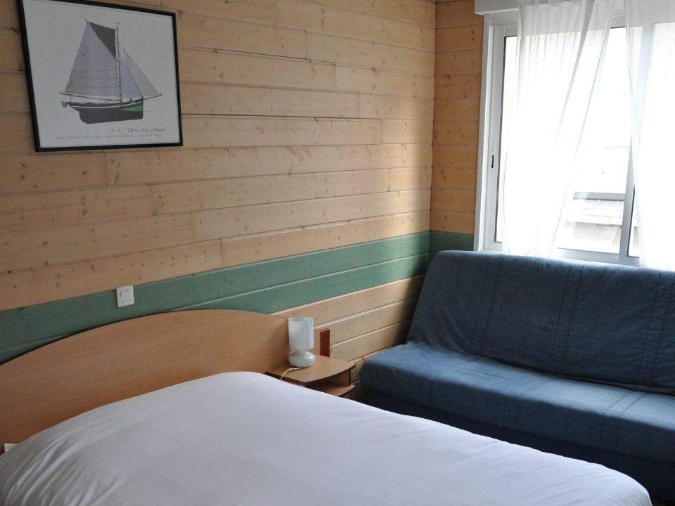 Opportunité de reprise d’un établissement à proximité des plages et de nombreux attraits touristiques.

Description du bien

Véritable institution, cet hôtel de 8 chambres au confort simple est idéalement situé : dans le centre-ville d’une commune dynamique située sur l’axe Nantes -Brest.

Certaines chambres peuvent recevoir jusqu’à 4 personnes. Le restaurant possède une belle capacité avec une salle de 70 couverts, ainsi que 2 terrasses qui ajoutent une trentaine de couverts.

L’établissement est tenu par un couple et a été entretenu régulièrement : chaudière neuve par exemple.

Les commerces, ainsi qu’un centre culturel sont à proximité immédiate et plusieurs parkings sont facilement accessibles. Situé également au cœur de l’animation du grand marché hebdomadaire.

Le chiffre d’affaires s’élève à 370 000 € HT et peut encore être développé.

Surface du bien :

Surface de 500 m²
Restaurant de 70 places intérieures + 36 en terrasse
8 chambres

Localisation :

A pied :
- Dans une rue piétonne, à proximité immédiate des commerces

En voiture:
- Sur l'axe Nantes - Vannes - Brest (RN 165)
- 20 mn de Vannes, 1h de Saint Nazaire et 1h15 de Nantes

Attraits touristique :
- A 5 minutes des plages
- A 15 minutes de la Roche-Bernard
- A 10 minutes du Parc animalier et botanique de Branféré

Conditions d'acquisition :

Murs : 370 000 €

Caractéristiques / Atouts :

- proximité du littoral
- établissement aux normes
- matériel très bien entretenu, mobilier récent
- nombreux attraits touristiques à proximité
- bonne réputation, noté 4,4 sur Google (315 avis)