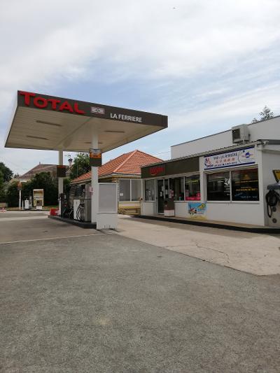 Station service Total Énergies – Lavage auto -Laverie automatique interne à la boutique – cave, colis et divers produits comme dépannage tabac, produits automobiles, gaz etc...
Affaire créée depuis 50 ans et reprise il y a  plus de 13 ans.
Possibilité de développer d'autres activités

Est située en Vendée à 10 kms du chef lieu du département  sur l'axe Angers/ les sables d’Olonne

Boutique 60 m2 Réserve 50 m2

Affaire très bien entretenue et sécurisée

Sortie de ville Axe principal

Petite ville très agréable et dynamique de 5 500 habitants

Excellente clientèle

Fermée les dimanches et jours fériés.

Matériel en parfait état et complet et tous les contrôles nécessaires à la reprise ont été effectués

Très bonne affaire saine et rentable.

CA : 1 100 000€



Prix du fonds de commerce 100 000€ sans le stock ( apport personnel minimum pour le fonds de commerce 70000€) pas sérieux s'abstenir ;  bail 3 6 9 commercial. Loyer 800€ mois.


Possibilité achat murs. 250 000€ avec logement et 2 locatifs ( loyers des deux locatifs: 750€)

L’ensemble  fonds de commerce et immobilier : 350 000 euros.

Affaire idéale pour couple. A Saisir rapidement

l'immobilier comprend: 3 logements (2 ou trois locatifs (au choix) et le local commercial 60 m2 et réserve 50M2 avec un sous sol sur un terrain de 1334M2.
Loyer minimum pour les bâtiments 2200€