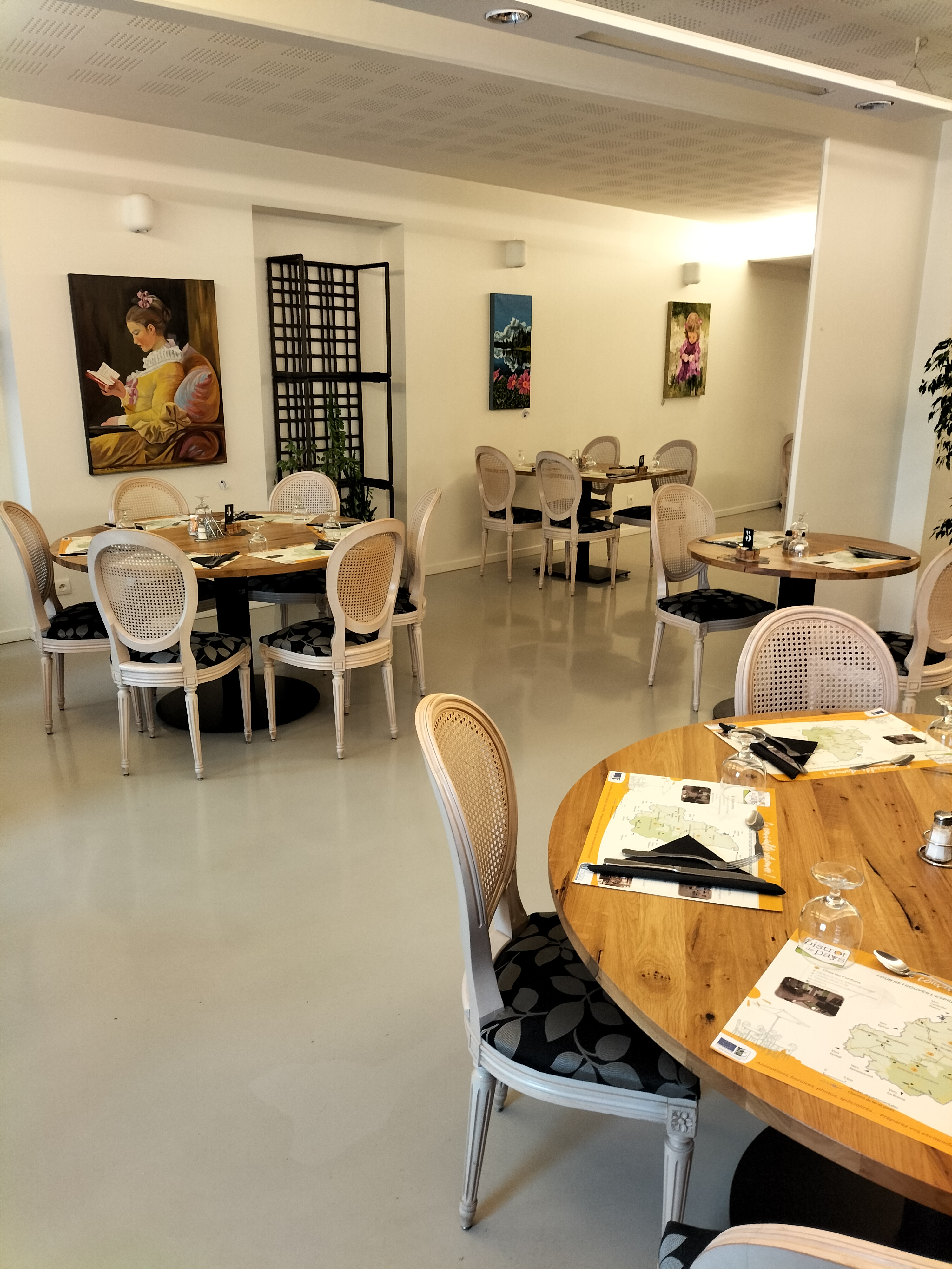 Bonjour vend fond de commerce très belle établissement prévu pour personnes a mobilité réduite bâtiment classer A avec géothermie cuisine toute neuve avec Vario cooking,four, cellule, chambre froid, congélateur,plonge, machine à pommes de terre. Au centre du village a 10 minutes de st die des vosges et a 25 minutes de Gérardmer.