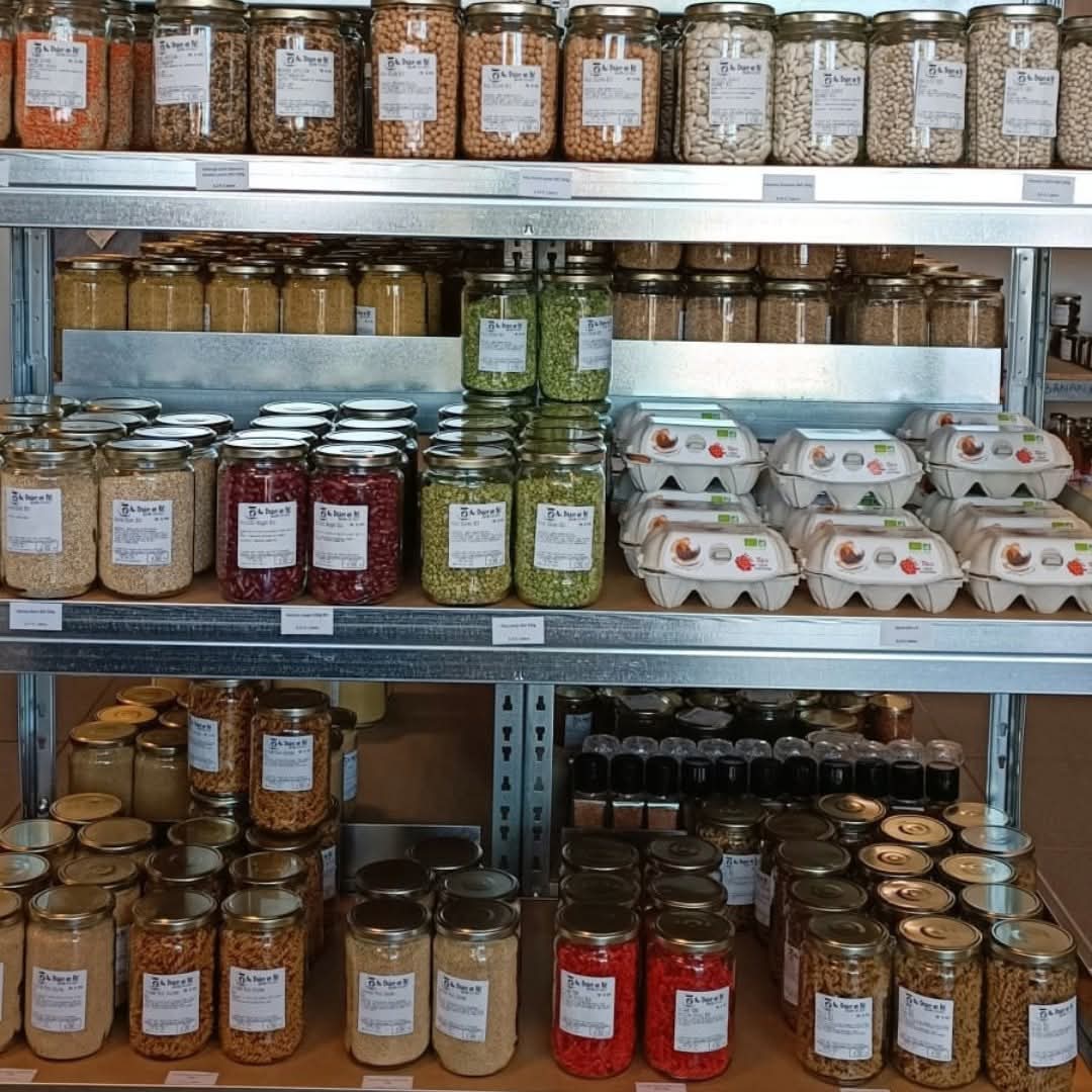 A céder, cause retraite, fond de commerce alimentation d’une boutique/drive, produits Locaux en zéro déchet, concept unique dans le Tarn.  Situé sur Albi, bel emplacement sur axe passant dans une zone commerciale accessible avec grand parking gratuit. Clientèle fidèle de plus de 4500 clients et une forte notoriété locale. Activité : Vente de produits alimentaires(épicerie sèche, fruits et légumes et produits frais), cosmétiques, ménagers et nourriture pour animaux. Commande en ligne, boutique achat sur place et retrait au drive - Local commercial équipé opérationnel de 150 m2 aux normes PMR -  
Site e-commerce opérationnel -  Fonds de commerce : 60 000 € stock non compris -