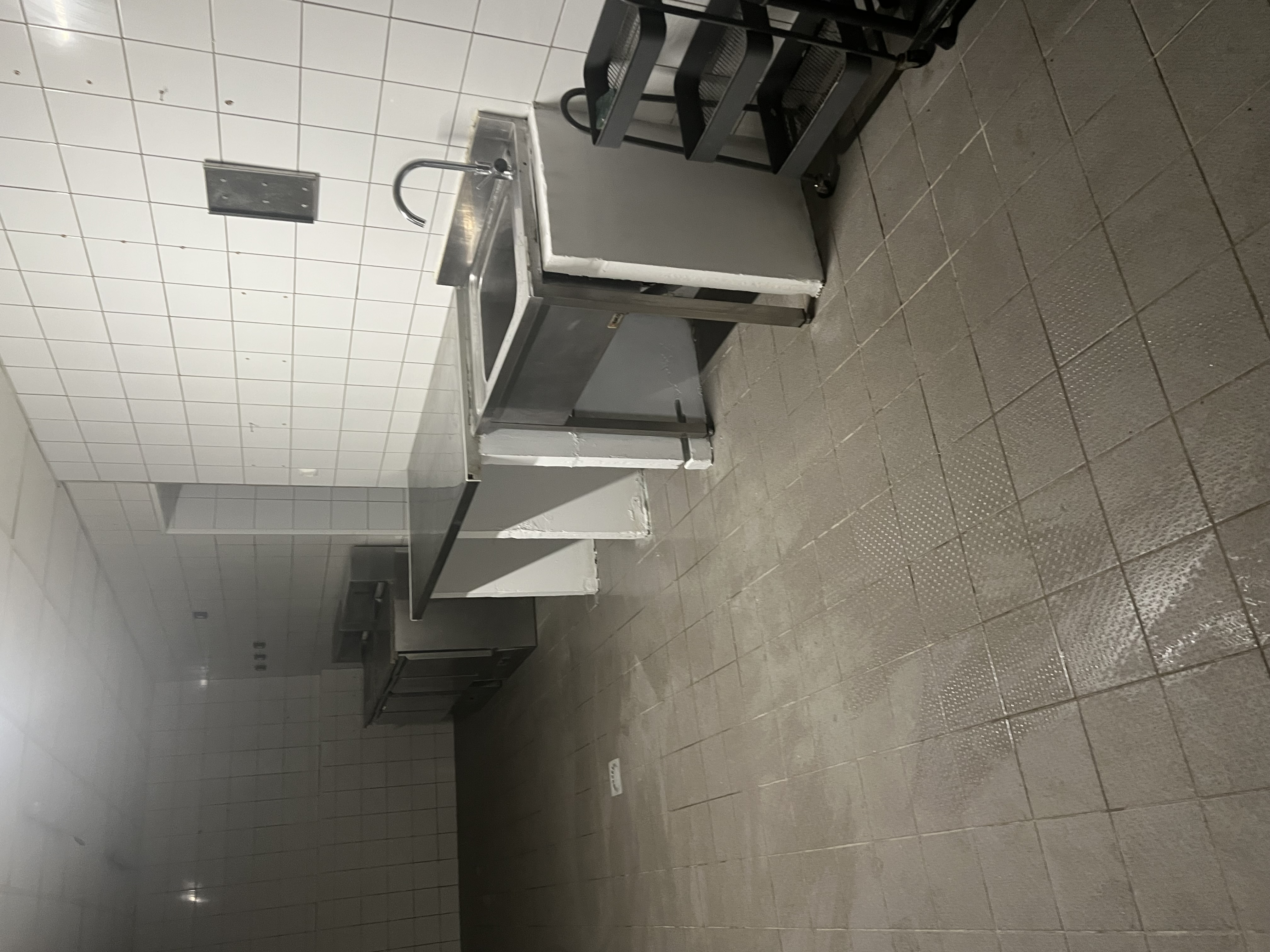 Idea il pour personne souhaitant quitter la grisaille pour la corse labo de cuisine pour traiteur boucherie boulangerie dans quartier vivant et anime proche toutes commodites collèges lycées hôpital grandes surfaces de plein pied pour accès livraison dans cour