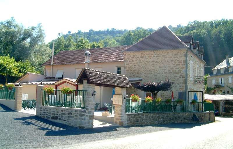 La destination touristique Vallée de la Dordogne offre un écosystème unique avec une reconnaissance historique au niveau national (5 millions de visiteurs), le territoire prône l?authenticité, la naturalité et la gastronomie. La vallée de la Dordogne est un territoire à taille humaine (50 000 habitants), avec une forte dynamique économique (3500 entreprises) porté notamment par le tourisme, ses fleurons industriels & agroalimentaires et son secteur agricole de qualité et diversifiée (élevage, viande, fromage Rocamadour, noix, truffe...). 
Le territoire possède de nombreux labels de qualité et de reconnaissance que ce soit de la mise en valeurs des filières gastronomiques locales (AOP, Agneau Fermier du Quercy, Veau sous la Mère?), touristiques (Destination Vallée de la Dordogne, 5 Plus Beaux Villages de France, Réserve mondiale de biosphère Unesco, Parc Naturel Régional?) ou même du côté du dynamisme de ses industries (Label Territoire d?Industrie, Mécanic Vallée).

Cet établissement historique avec une longue tradition familiale jouit d?une situation privilégiée proche de sites touristiques majeurs, l?axe routier longe la rivière Dordogne, reliant 3 Plus Beaux Villages de France (Carennac, Loubressac, Autoire), à proximité de Rocamadour, moins de 20 minutes et à moins de 15 min du gouffre de Padirac.
De plus il se trouve non loin de pôles économiques du territoire (Bretenoux, Biars-sur-Cère, Saint-Céré) assurant une zone de chalandise pertinente (+ 800 entreprises à moins de 15 min et un bassin de population de 20 000 hab) pour capter les différents flux de clientèles, notamment la clientèle professionnelle locale. 

Dans une belle bâtisse historique de style quercynois datant du 19è siècle, l?établissement se compose de 3 niveaux : le restaurant en rdc, l?ancien hôtel et ses anciennes chambres en R+1, cave sous restaurant, un R+2 sous comble. Des extensions de 1968 et de 2003 ont complétées et réagencées les différents espaces. 
Le restaurant peut accueillir jusqu?à 100 couverts sur 2 espaces distincts : la salle du comptoir/ bar (60 m²) et la salle de restaurant (100m²).
La terrasse extérieur (couverte avec stores-bannes) peut accueillir jusqu?à 80 couverts.
Bar avec licence 4
Grande cuisine professionnelle complète : dimensionné pour 3 cuisiniers et 1 plongeur, matériels récents acquis en 2020.

Le restaurant offre aujourd?hui une cuisine traditionnelle et des spécialités régionales, avec un travail de produit frais. Proposition de menus ouvrier le midi en semaine et d?une carte. Proposition carte et menus le weekend.
Très bonne notoriété auprès de la clientèle locale et des touristes : Traveller?s Choice 2021 sur TripAdvisor et note de 4.3 sur Google.

Ouverture à l?année, fidélité de la clientèle locale, et très bon positionnement touristique.

Un appartement de fonction avec 3 chambres est disponible sur une surface d?environ 60 m² (à rénover).
8 anciennes chambres d?Hotels sont à réhabiliter à l?étage sur environ 100 m² selon les projets.



CA? entre 300 k? et 320 k ? / an
90% du CA fait le midi ? Fort développement possible le soir.
Ticket moyen : 15 ? la semaine / 25 ? le weekend
Couverts / jour HS : 80-100
Couverts / jour BS : 30-50

Prix de vente du Fonds de commerce : 120 000 ?
Vente des murs dissociable : 200 000 ?

Pour toutes précisions merci d'adresser un mail à : 
relaisdegintrac@gmail.com
06 84 17 89 29 

Possibilité pour le/la repreneur d?être accompagné(e) pour la reprise par l?agence économique du territoire CAUVALDOR Expansion : ingénierie projet, renforcement des fonds propres, recherche de financement et subventions.