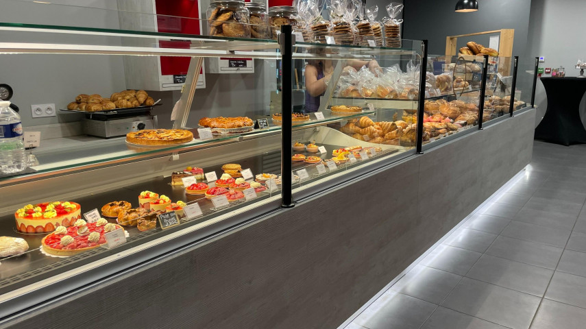 A vendre, fonds de commerce de boulangerie, pâtisserie, snacking situé en Vendée à 15kms environ de la ROCHE SUR YON.

Commune rurale et dynamique (plus de 2500 habitants) avec des écoles, des infrastructures de loisirs et un tissu économique dense.

Projet de développement pour des futurs logements. 

Petite zone commerciale en centre bourg avec différents commerces et services.

Pas de concurrence, livraison sur plusieurs communes.

Clientèle de particuliers  fidélisée depuis l'ouverture en 2016.

Bel outil de production - matériel en excellent état.

Si vous souhaitez plus de photos, vous pouvez contacter M. CHARRIER. 

L'entreprise fonctionne actuellement avec 3 dirigeants dont 1 boulanger et 1 pâtissier qui resteraient  dans l'entreprise en qualité de salariés en fonction des besoins du repreneur + 2 vendeuses TP, 2 apprentis, 1 contrat étudiant + 1 livreur (10H/semaine).

Fermeture le Mercredi (journée) et le dimanche après-midi. 
Distributeur de pain devant l'établissement.

Les locaux appartiennent à la municipalité. Loyer modéré.

Très belle opportunité.